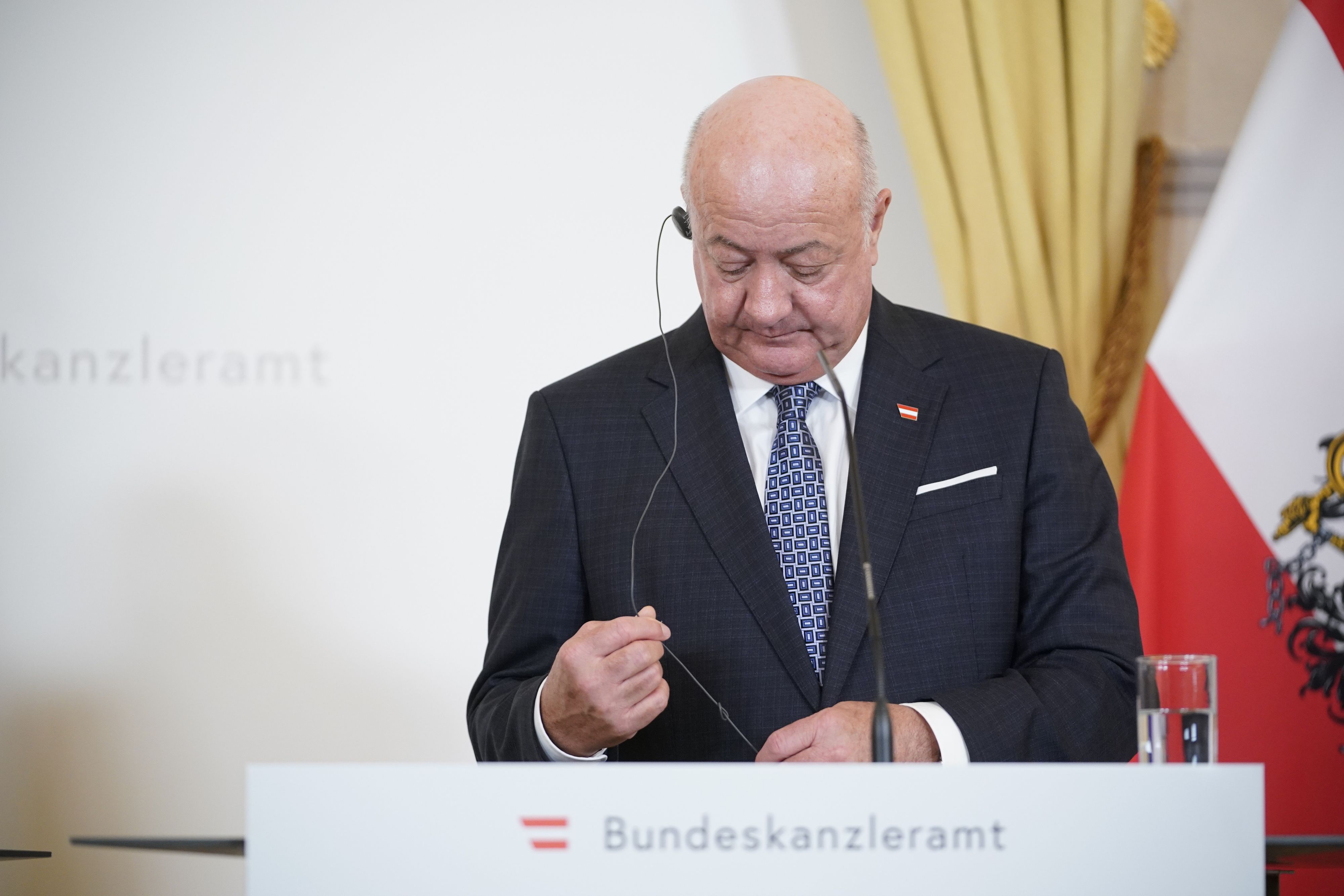 Ich bin ja neugierig, ob ich über diese Kopfhörer die neuen Hits hören kann ...