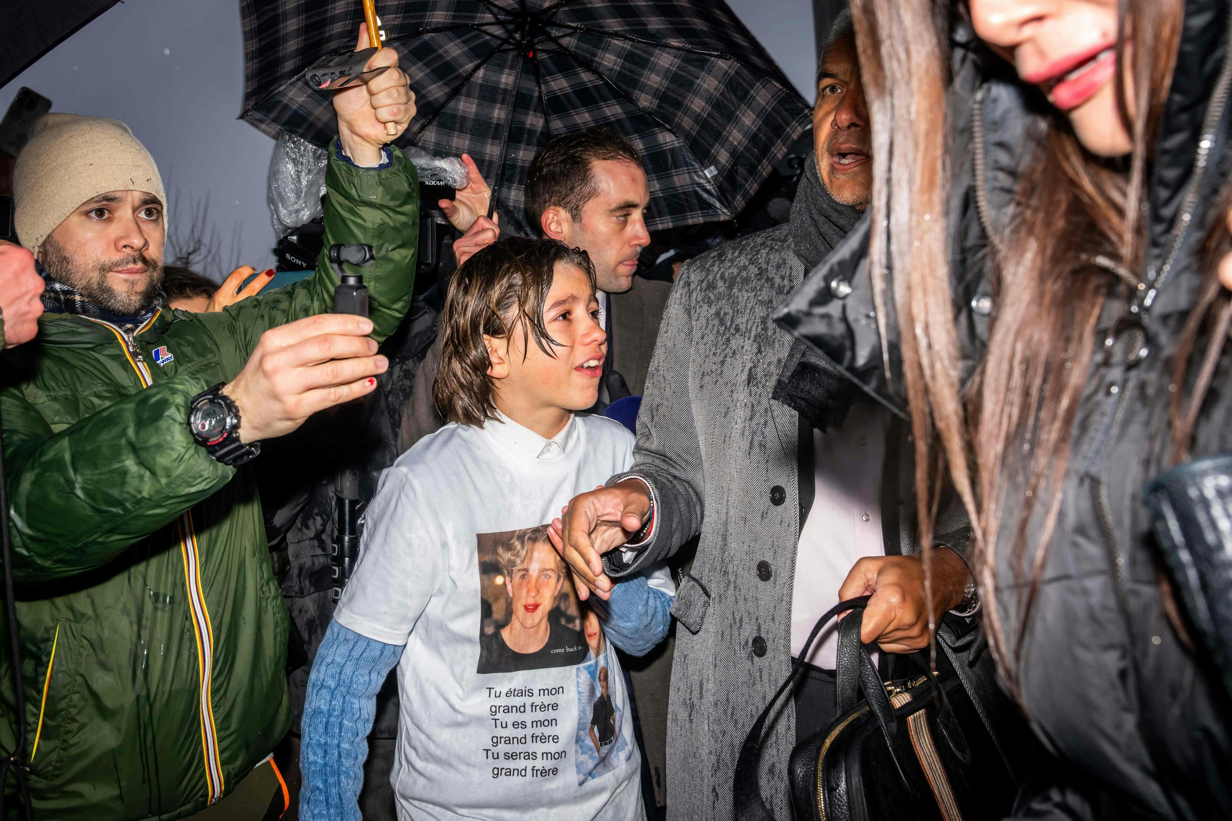 Der 14-jährige Tobyas (Mitte) hat seinen großen Bruder Trystan bei dem Feuer verloren: Seine Verzweiflung entlädt sich mit jener von Dutzenden weiteren Angehörigen am Donnerstag in Sion