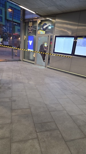 Einbruch in Wiener Öffi-Station: Unbekannte plündern Trafik in U2-Station Stadlau. Polizei ermittelt, Fahndung läuft. Aktuelle Infos!