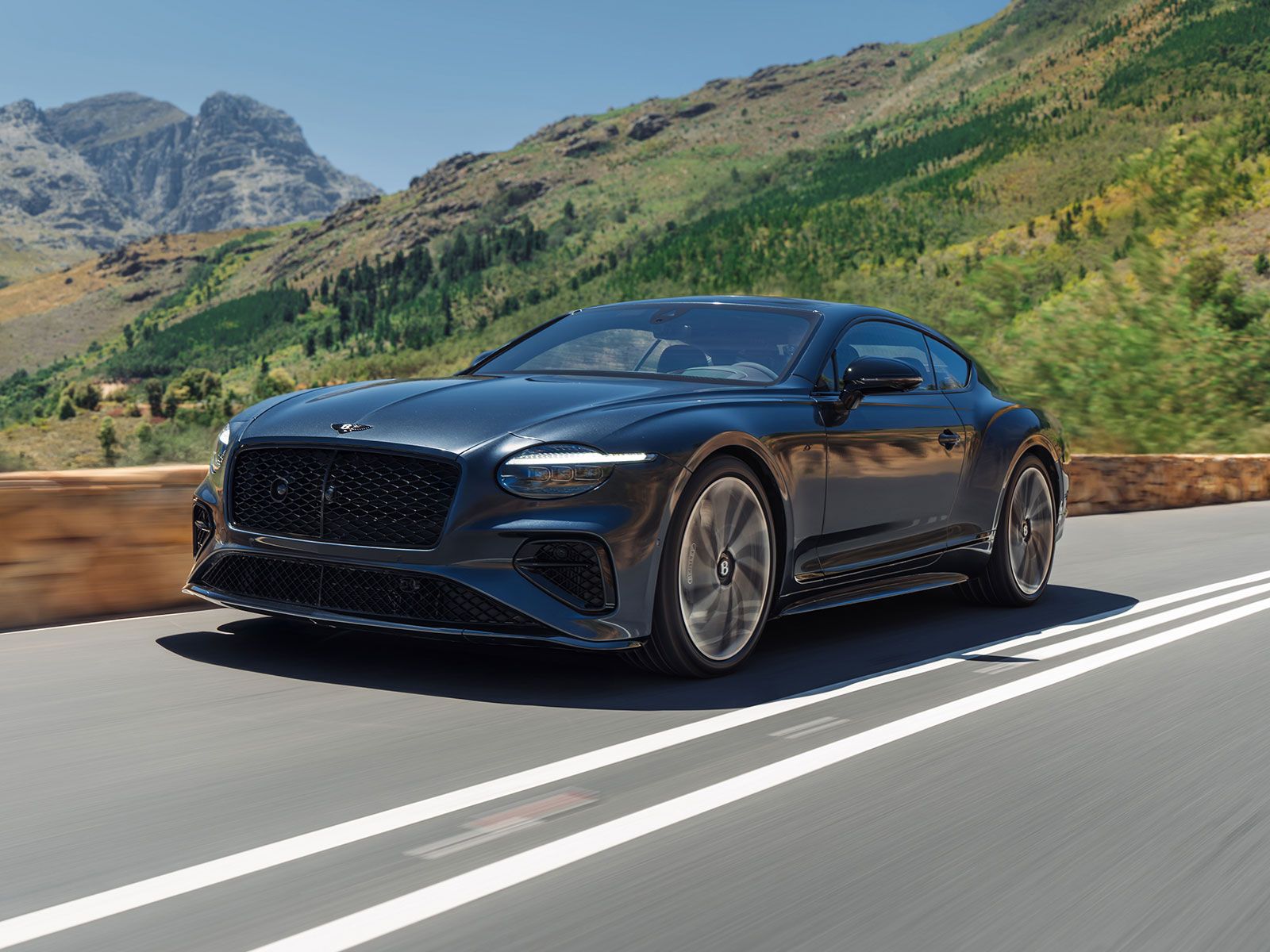 Schwarze Designelemente, dunkle Leuchten und spezielle 22 Zoll-Räder setzen sportliche Akzente.