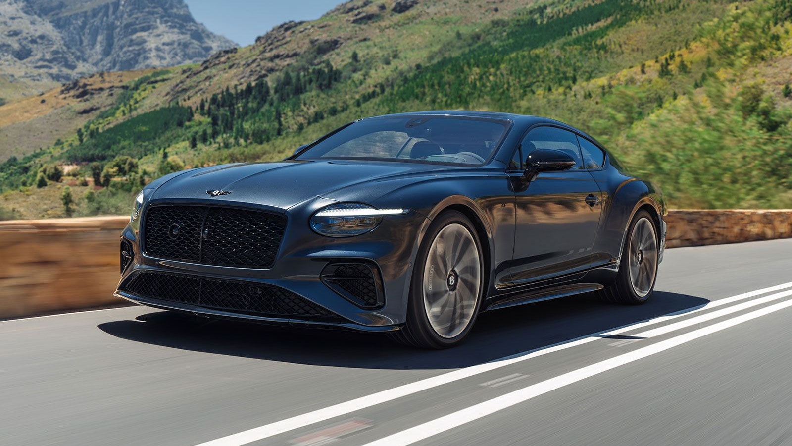 Schwarze Designelemente, dunkle Leuchten und spezielle 22 Zoll-Räder setzen sportliche Akzente.