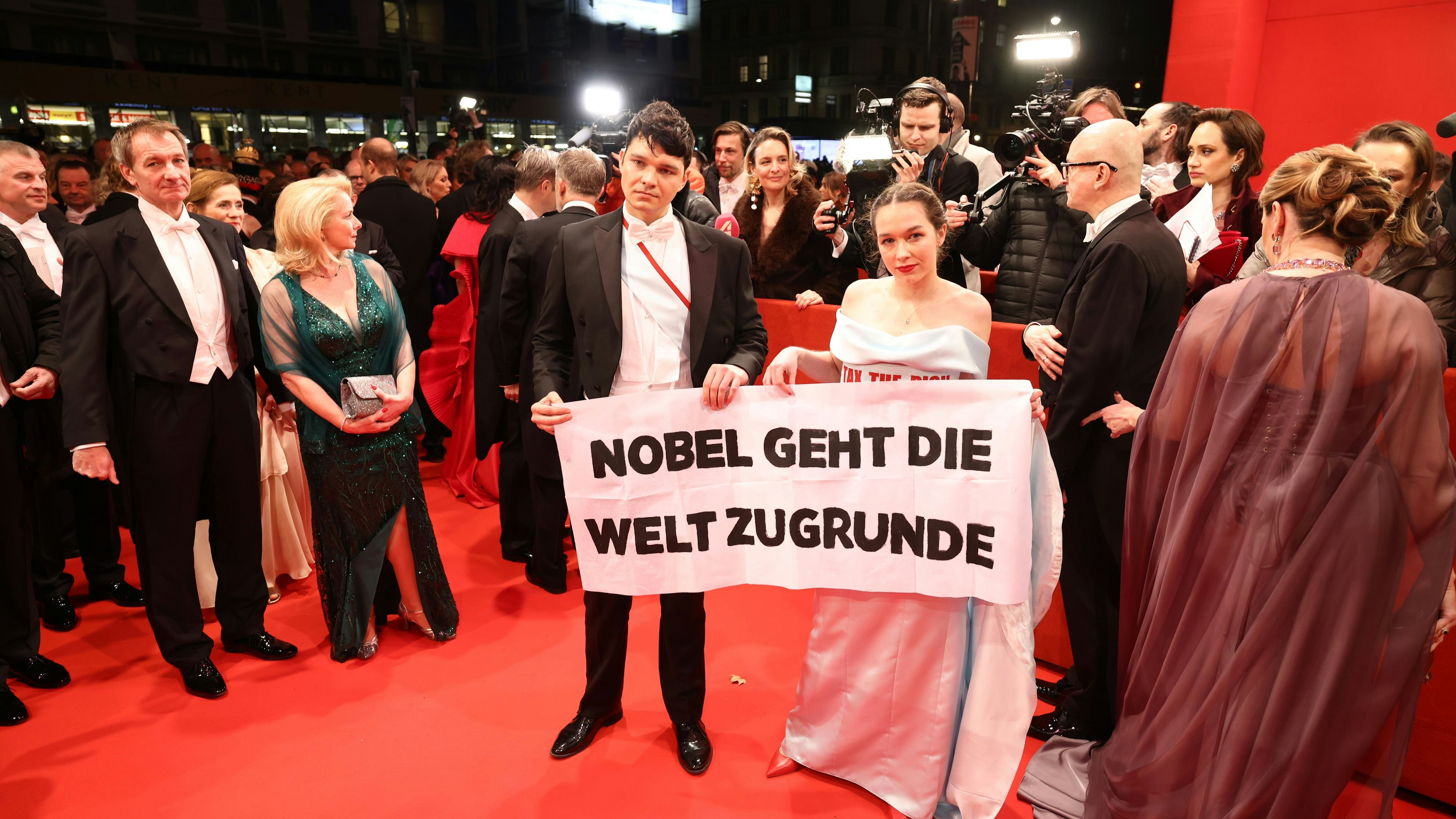 ... zuweilen ist nicht allein die Robe schlicht, sondern auch der Aktionismus