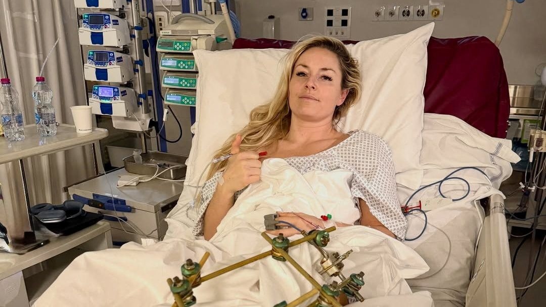 Ski-Star Lindsey Vonn meldet sich per Video aus dem Krankenhaus. 