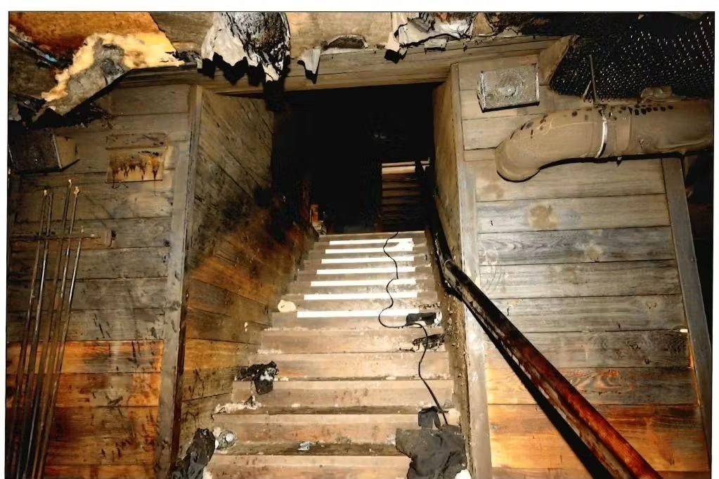 Treppe vom Keller ins Erdgeschoß der Bar: Der enge Aufgang wirkte wie ein Kamin, Feuer und Hitze zogen nach oben