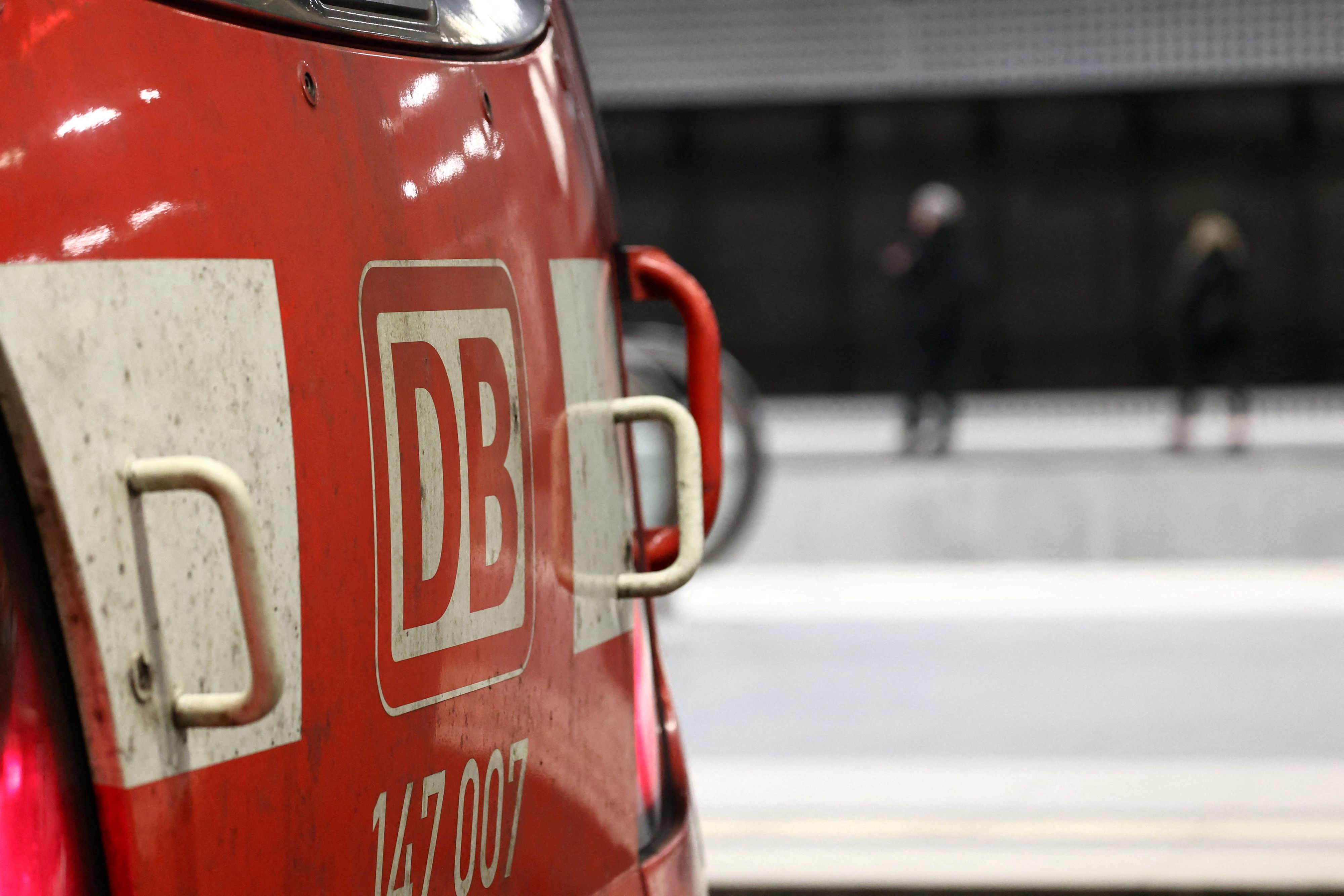 In der Bahn erlitt eine Zugbegleiterin leichte Verletzungen, 19 Passagiere und der Lokführer blieben unverletzt.