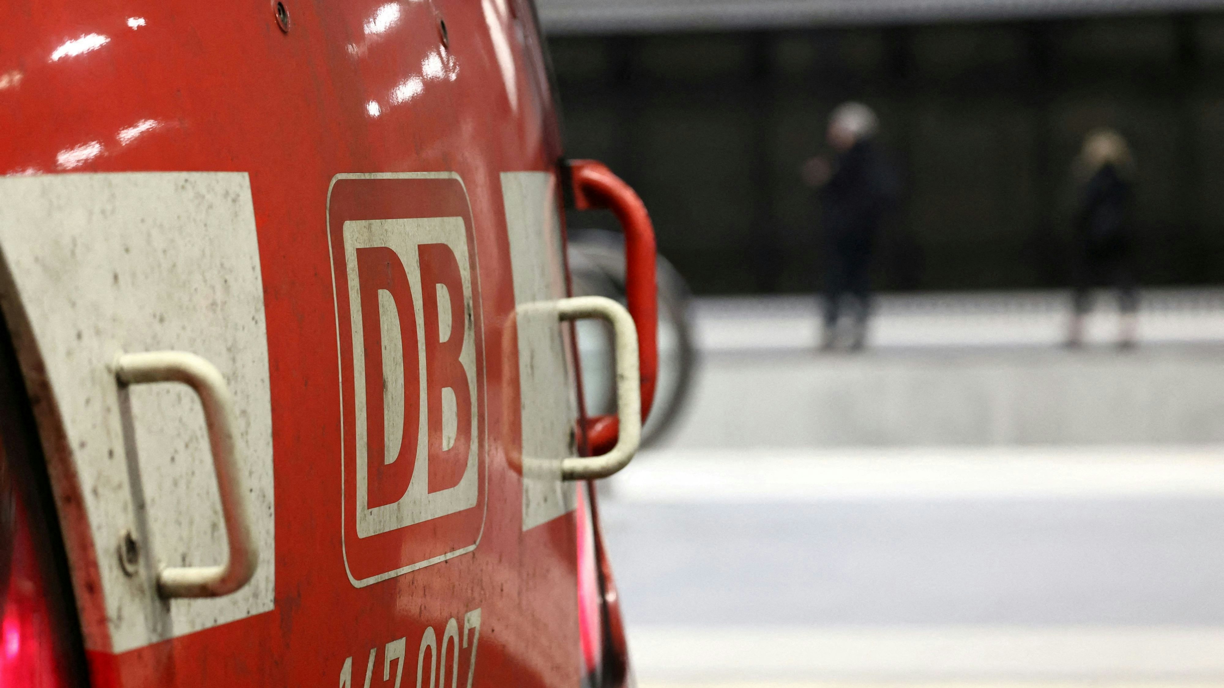 In der Bahn erlitt eine Zugbegleiterin leichte Verletzungen, 19 Passagiere und der Lokführer blieben unverletzt.