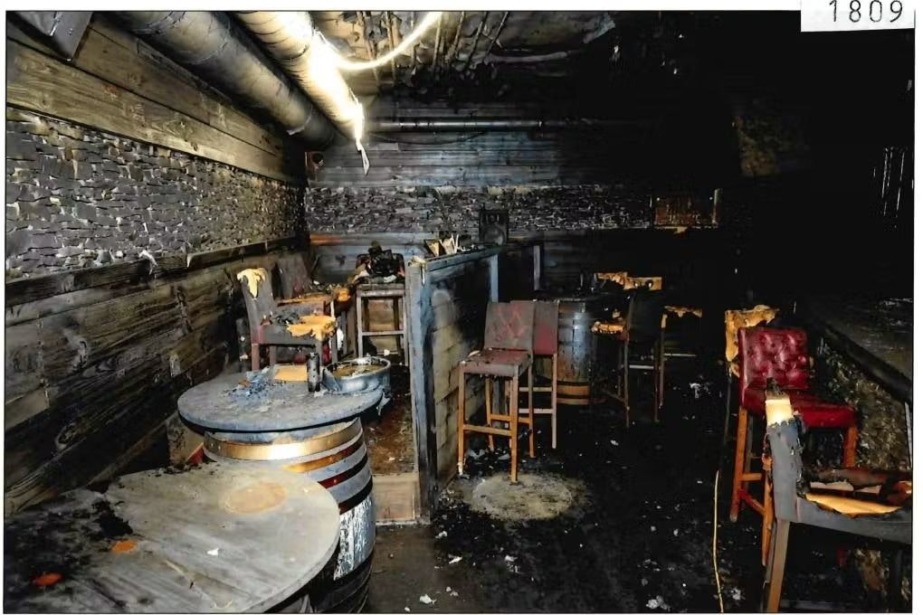 Viele Möbelstücke sowie die Holztäfelungen der Wand blieben in Bodennähe nahezu unversehrt