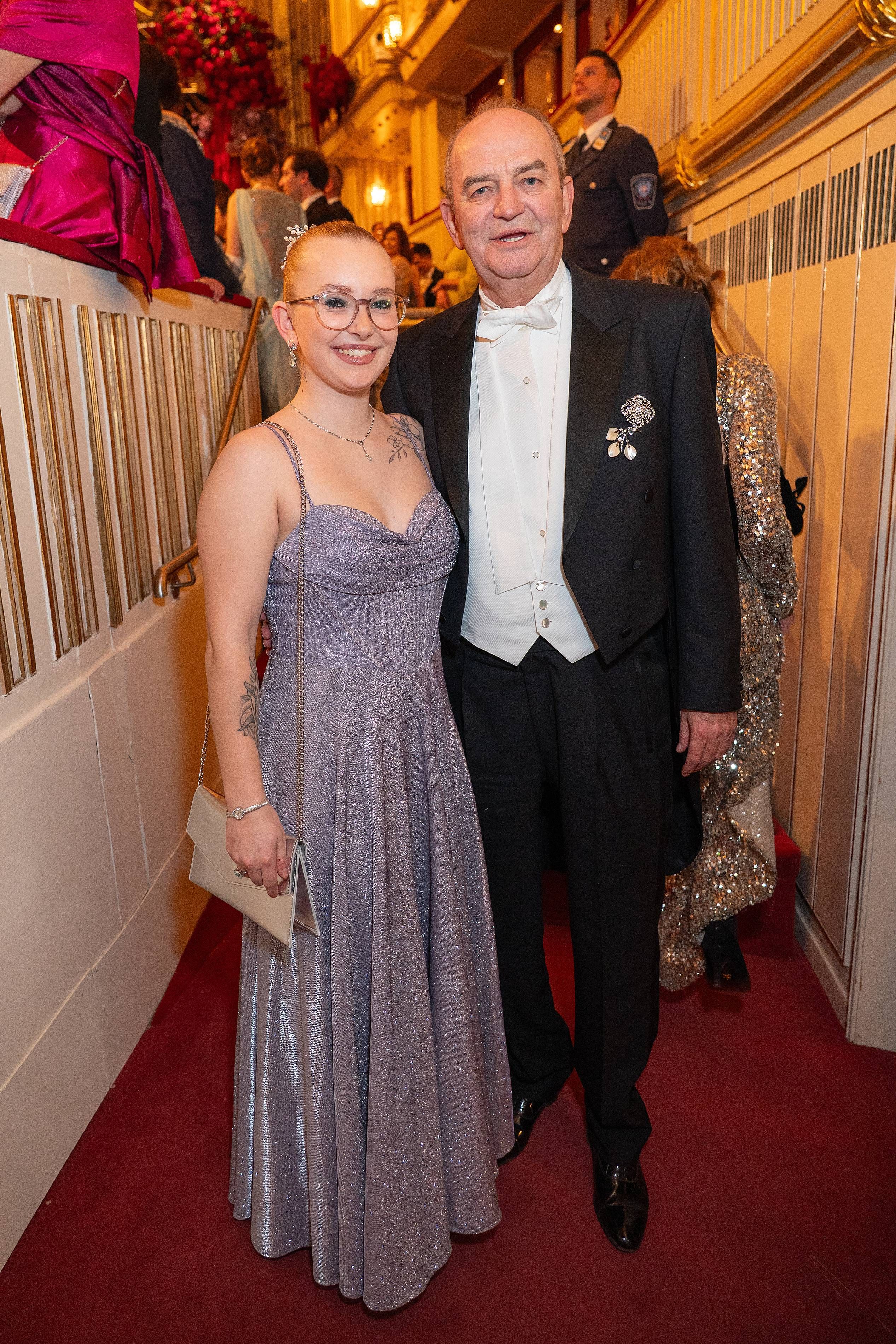 Herbert Prohaska und seine Enkelin Paula.