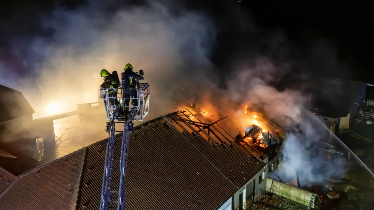 Der Trakt des Bauernhofs stand beim Eintreffen der Einsatzkräfte schon in Vollbrand.