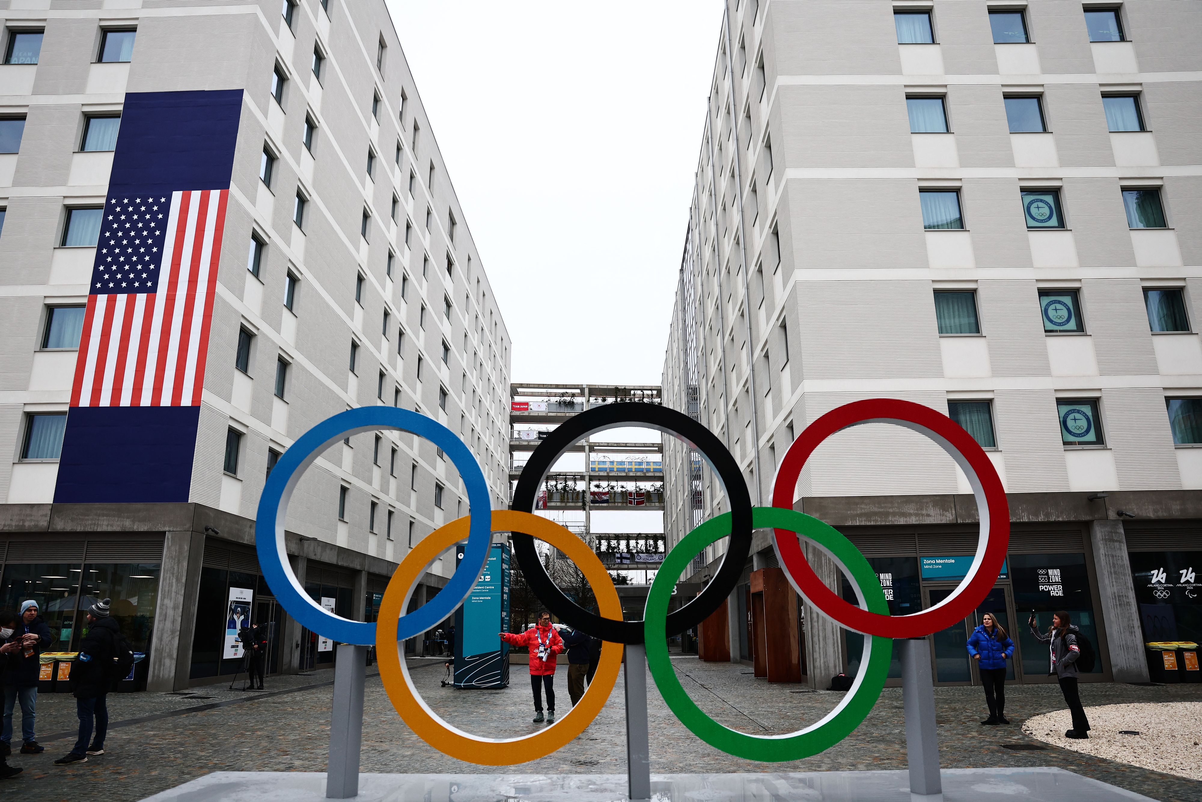 Im Olympischen Dorf geht es trotz eisiger Temperaturen heiß her.