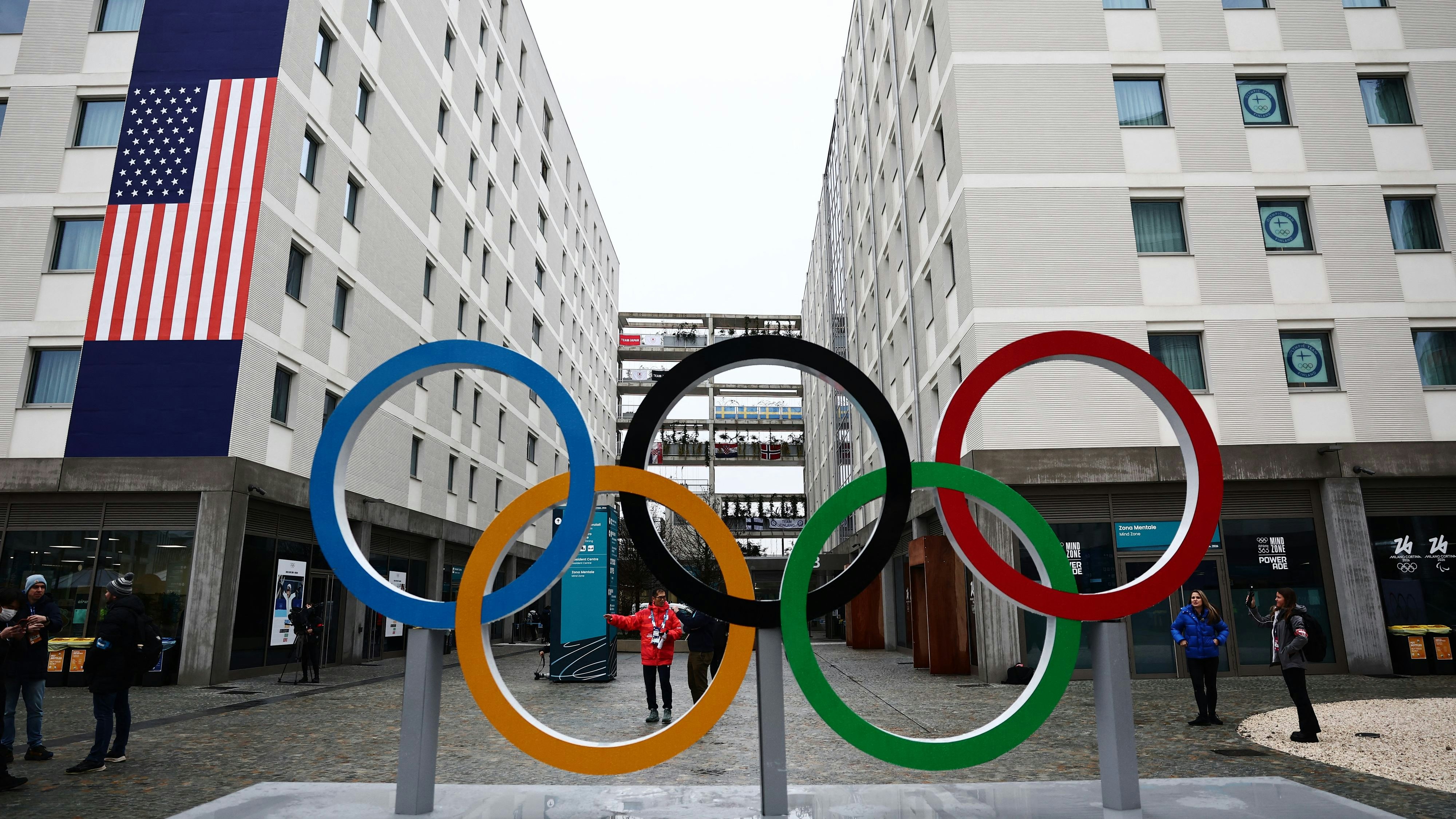 Im Olympischen Dorf geht es trotz eisiger Temperaturen heiß her.