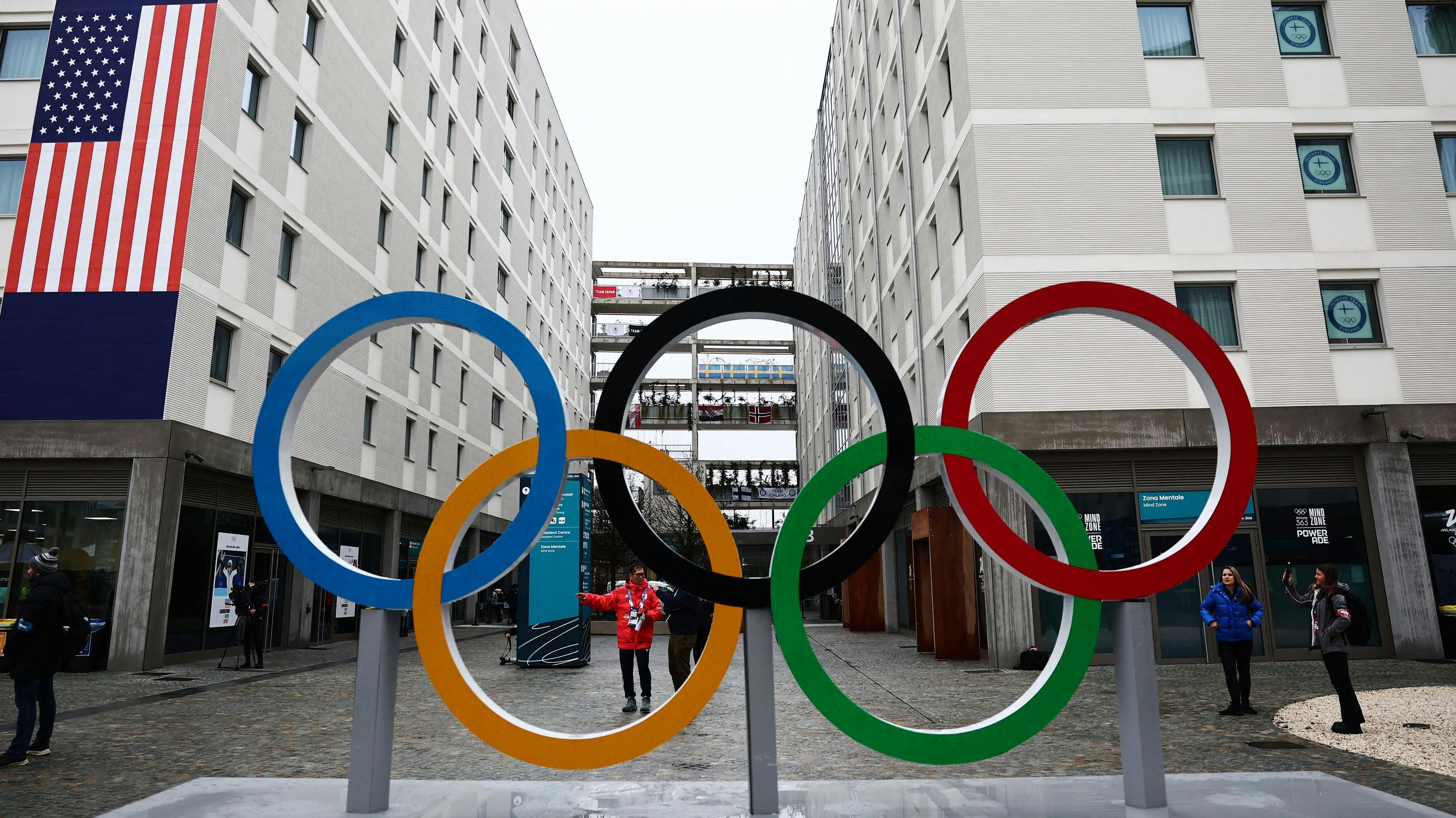 Im Olympischen Dorf geht es trotz eisiger Temperaturen heiß her.