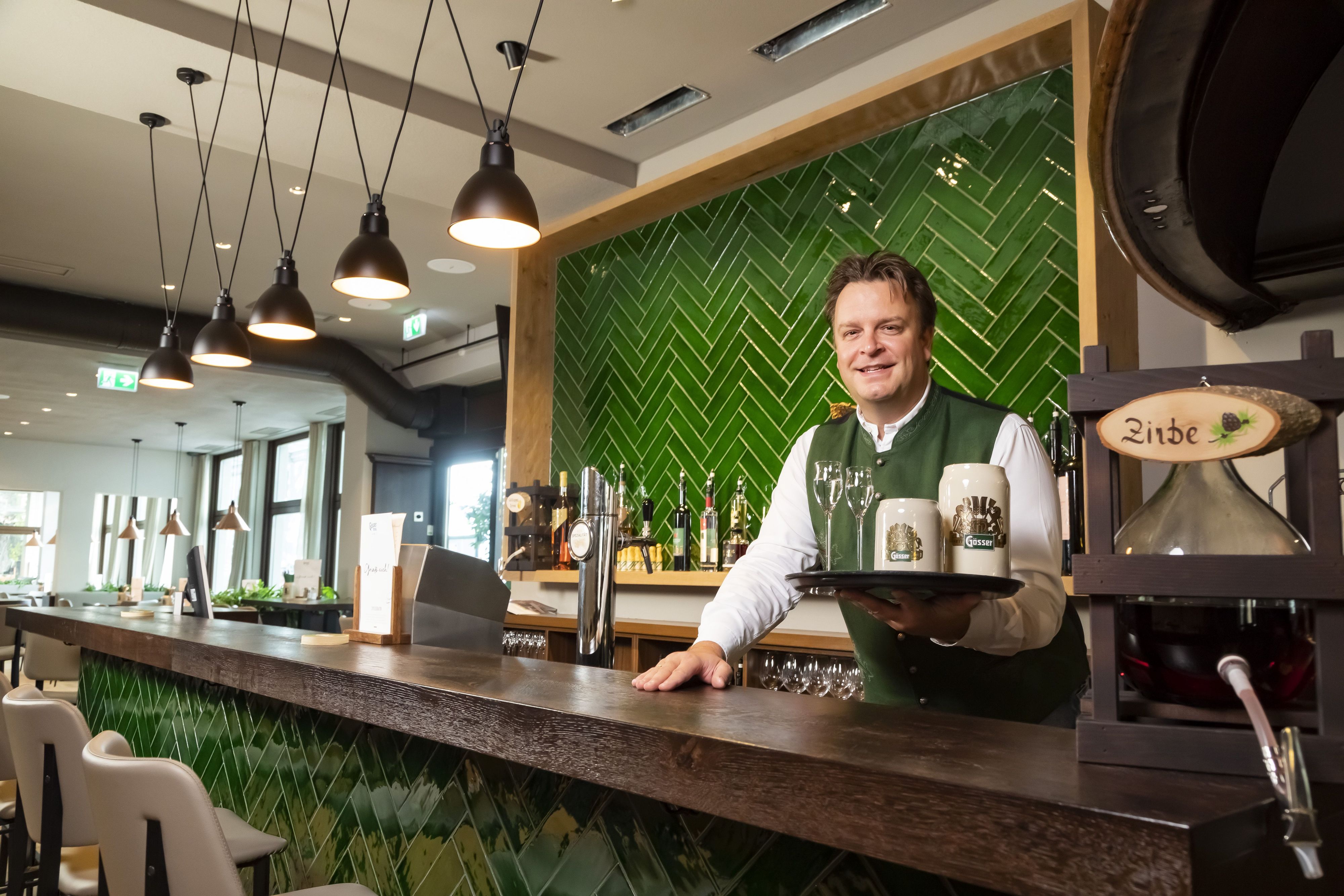 Wirt Robert Grossauer verkauft das Bier zu unglaublichen Preisen.