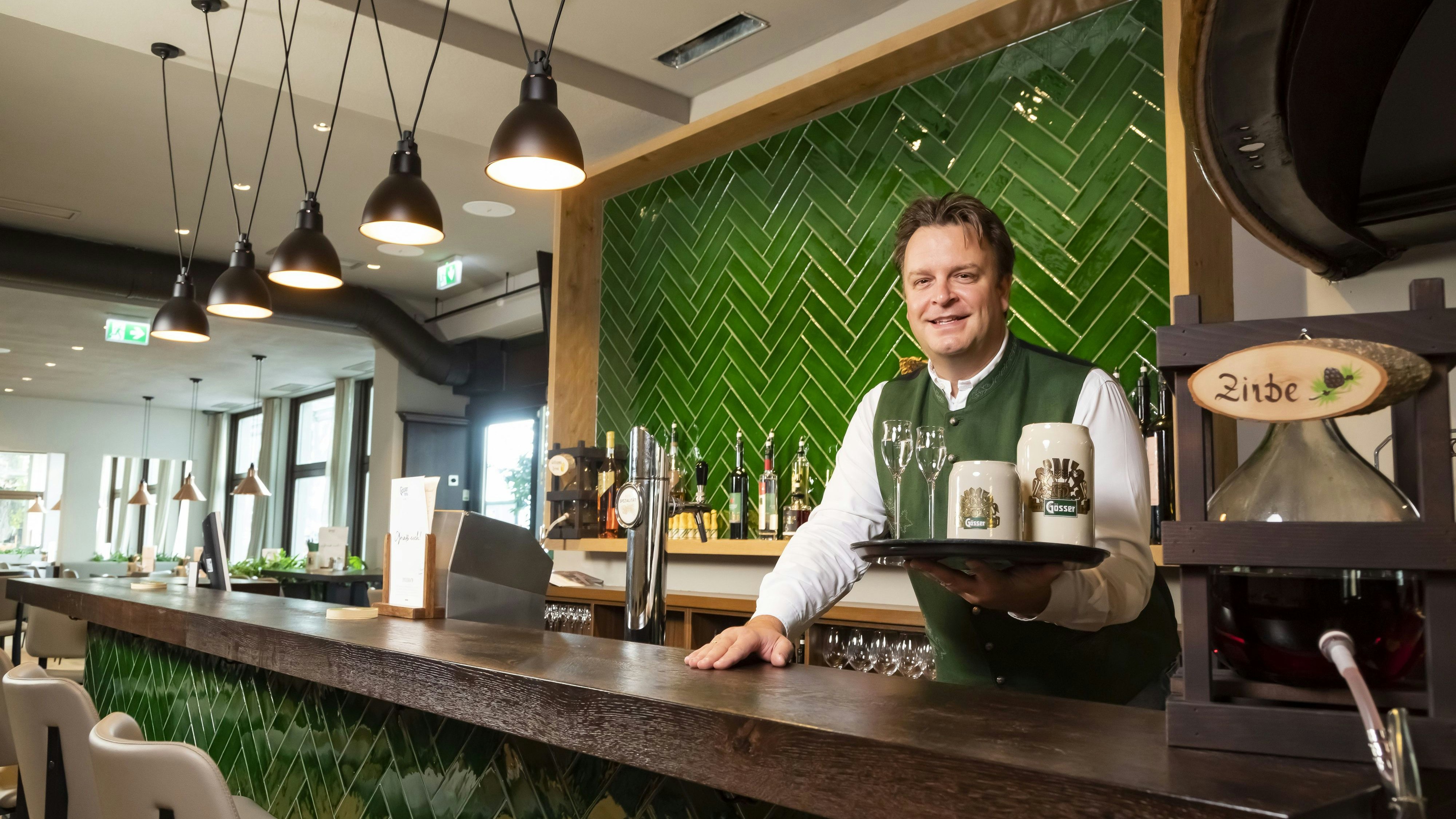 Wirt Robert Grossauer verkauft das Bier zu unglaublichen Preisen.