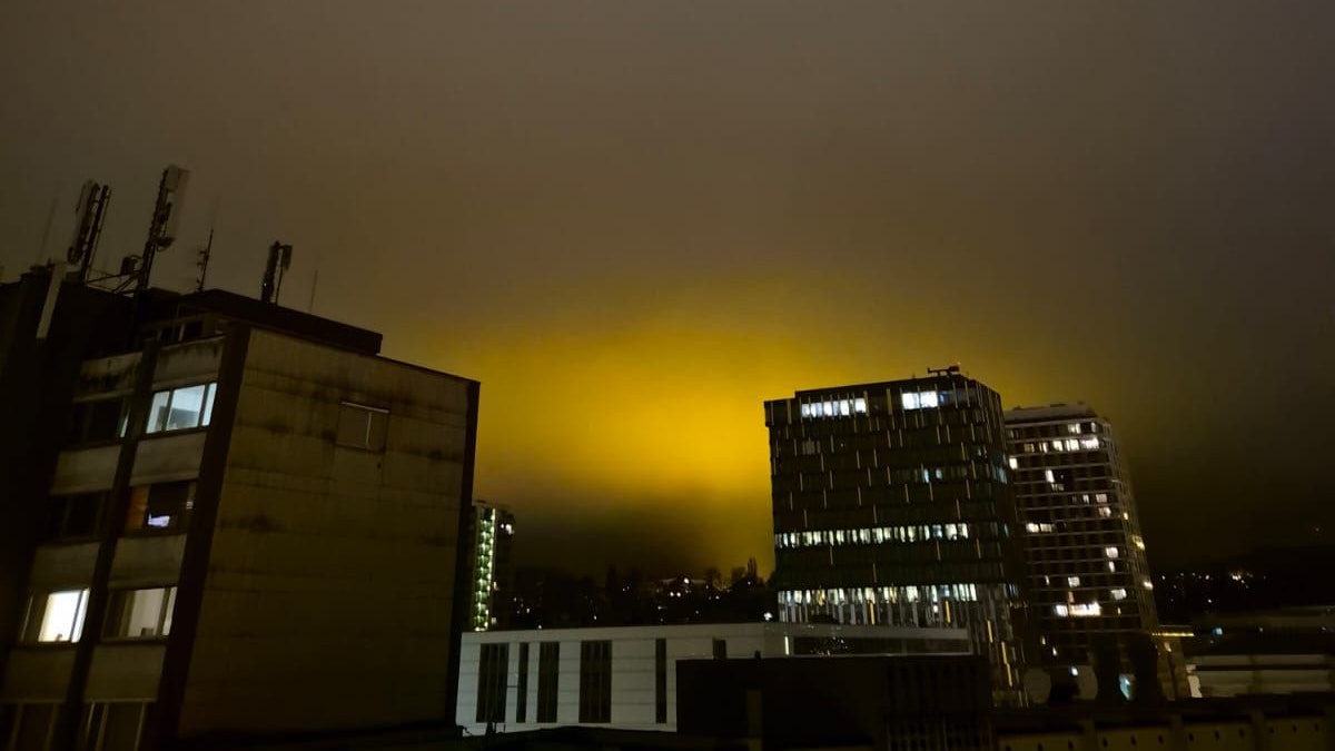 Der grelle Schein ist Nachts – vor allem bei Nebel – auch weiter entfernt deutlich erkennbar.