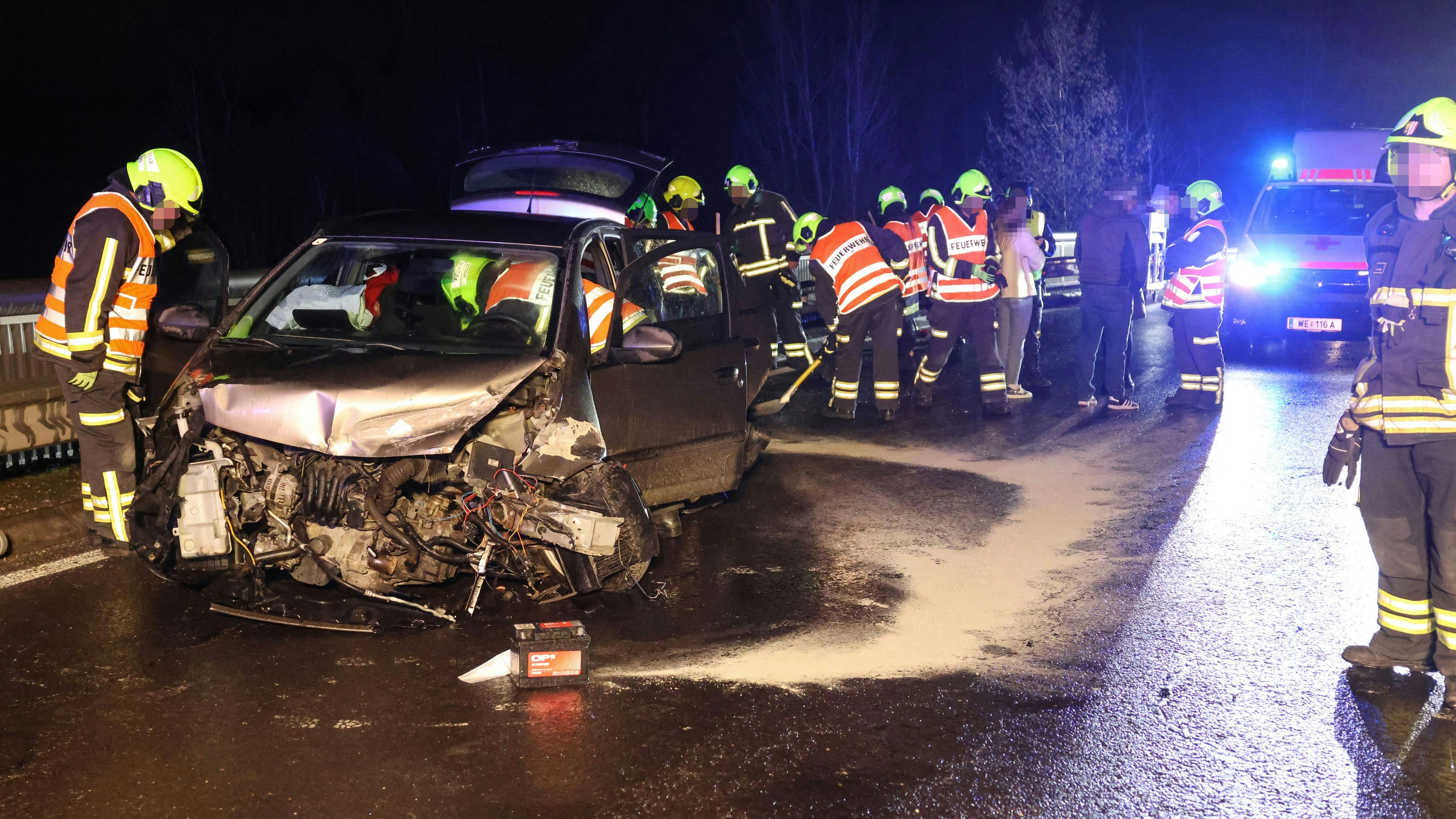 Der Pkw wurde nach dem ersten Crash auch noch gegen eine zweite Leitschiene geschleudert.