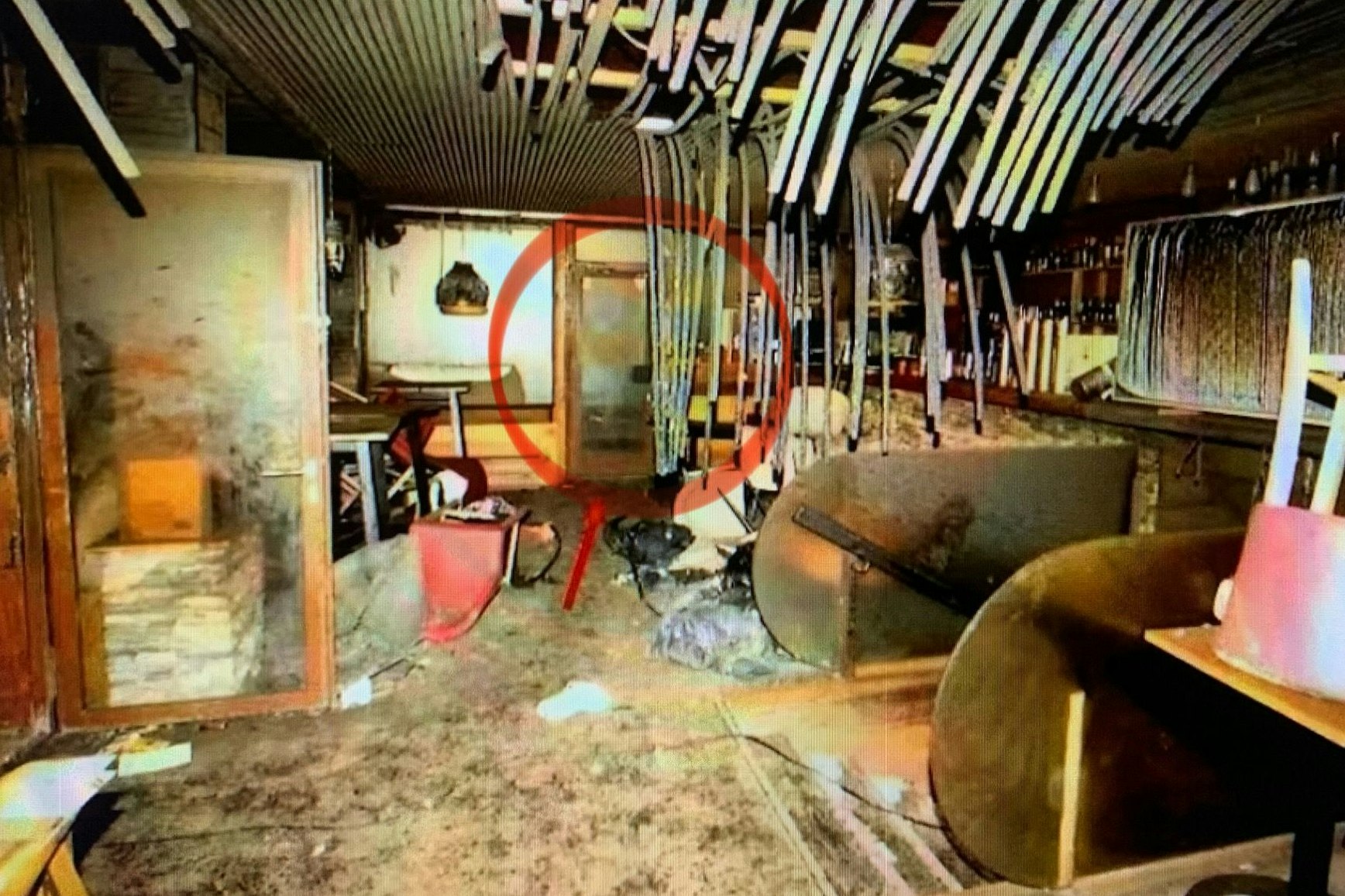 Die Servicetüre im Erdgeschoß der Bar war verschlossen