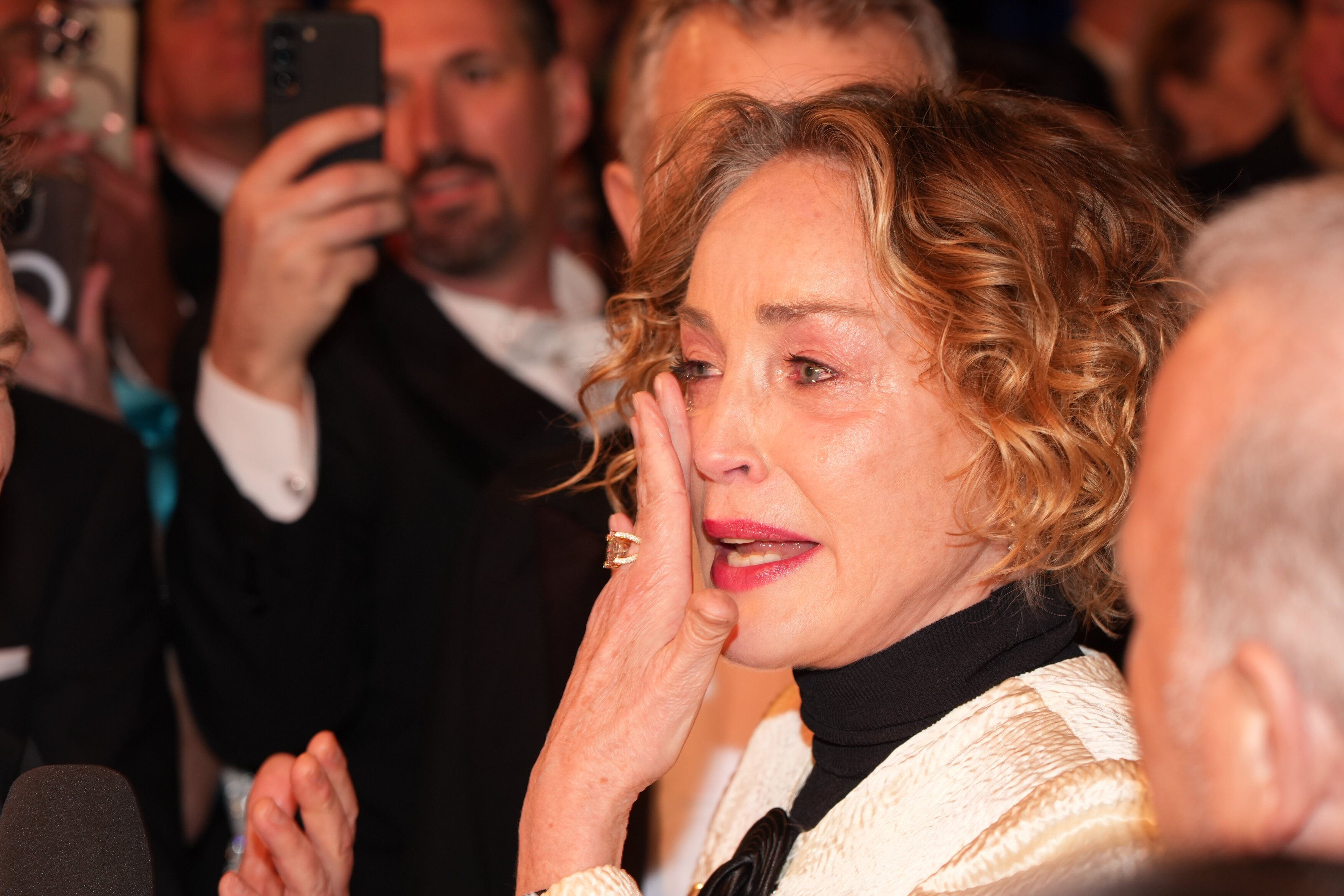 Sharon Stone wurde am Opernball alles zu viel.