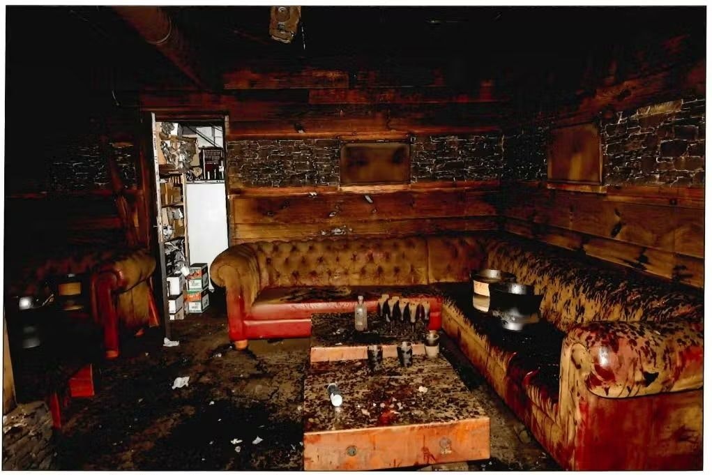 Die dunklen Flecken auf der Ledercouch und den Tischen sind geschmolzener Kunststoff von der Deckenverkleidung, aber sonst sind die Möbel intakt