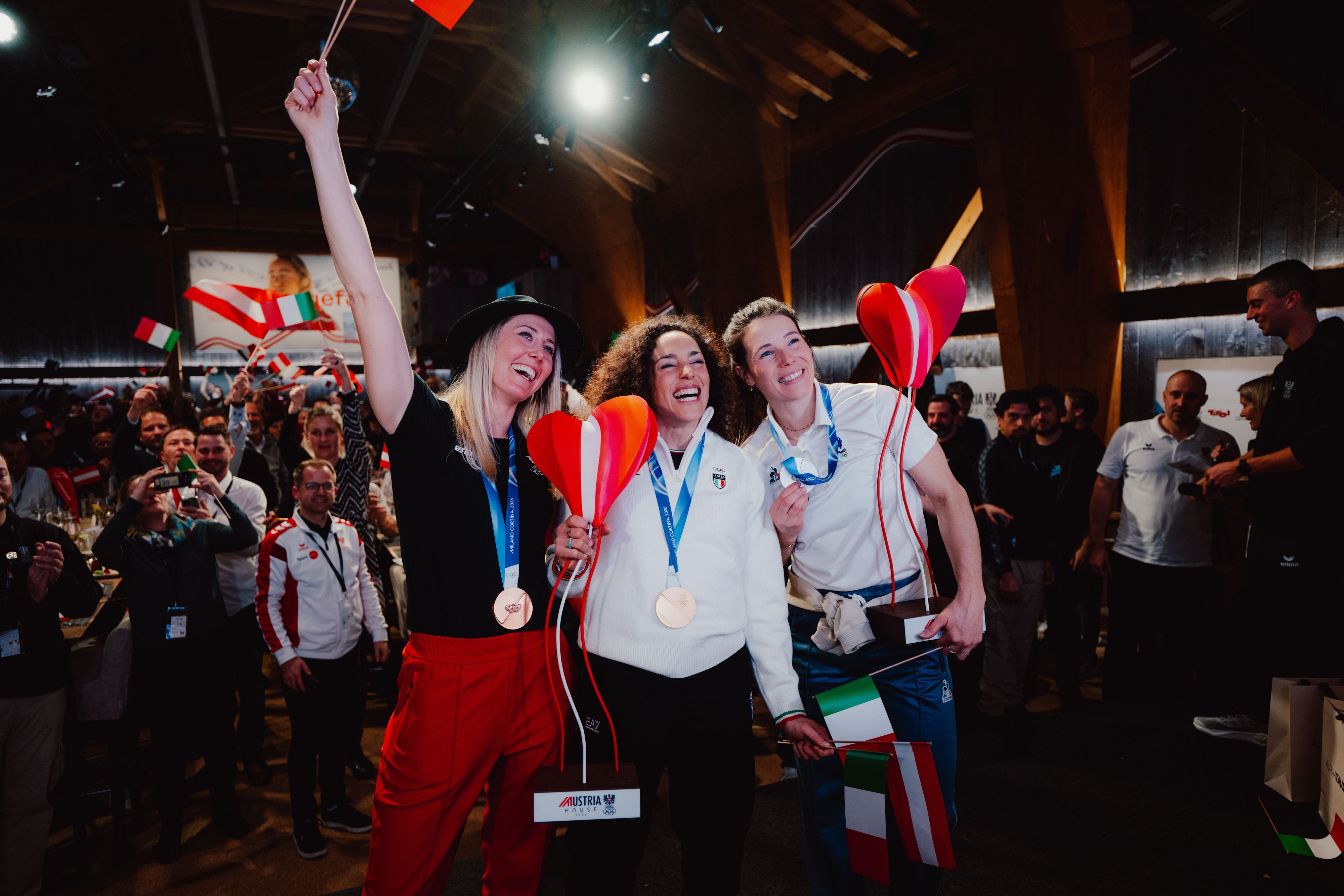  Romane Miradoli, Federica Brignone und Cornelia Huetter im Austria House. 