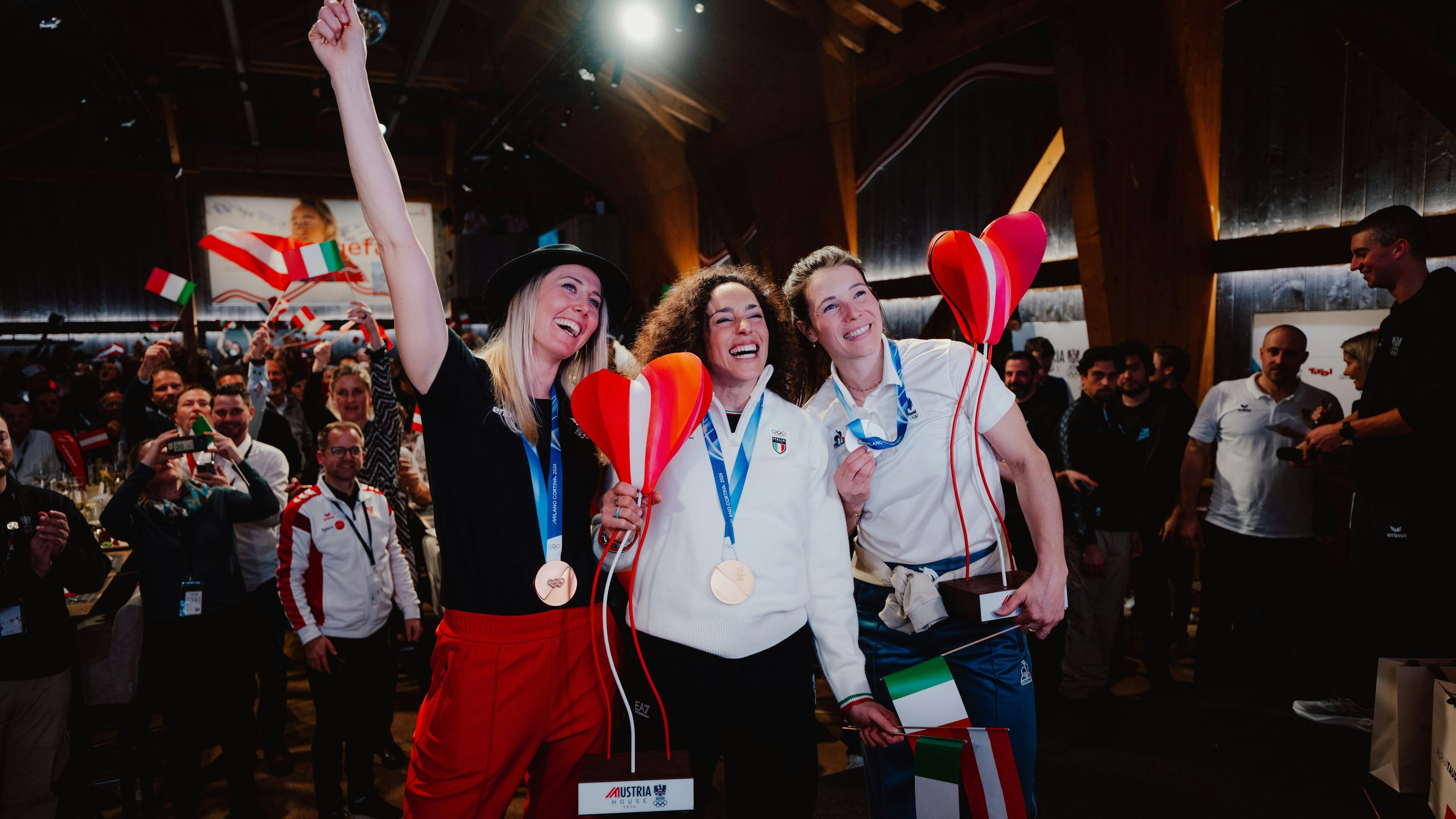  Romane Miradoli, Federica Brignone und Cornelia Huetter im Austria House. 