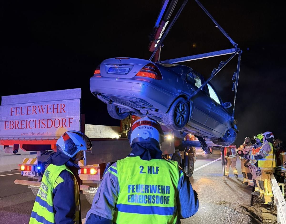 Die Feuerwehr Ebreichsdorf barg das beschädigte Fahrzeug.