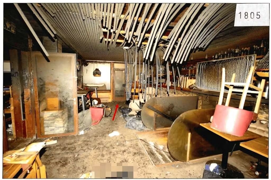 Hier endet der Treppenaufgang im Erdgeschoß. Die Deckenverkleidung darüber ist stark beschädigt, was ebenfalls auf große Hitze schließen lässt. Die doppelflügelige Tür ins Freie (links) öffnet nach Innen und es ging nur eine der Türen tatsächlich auf