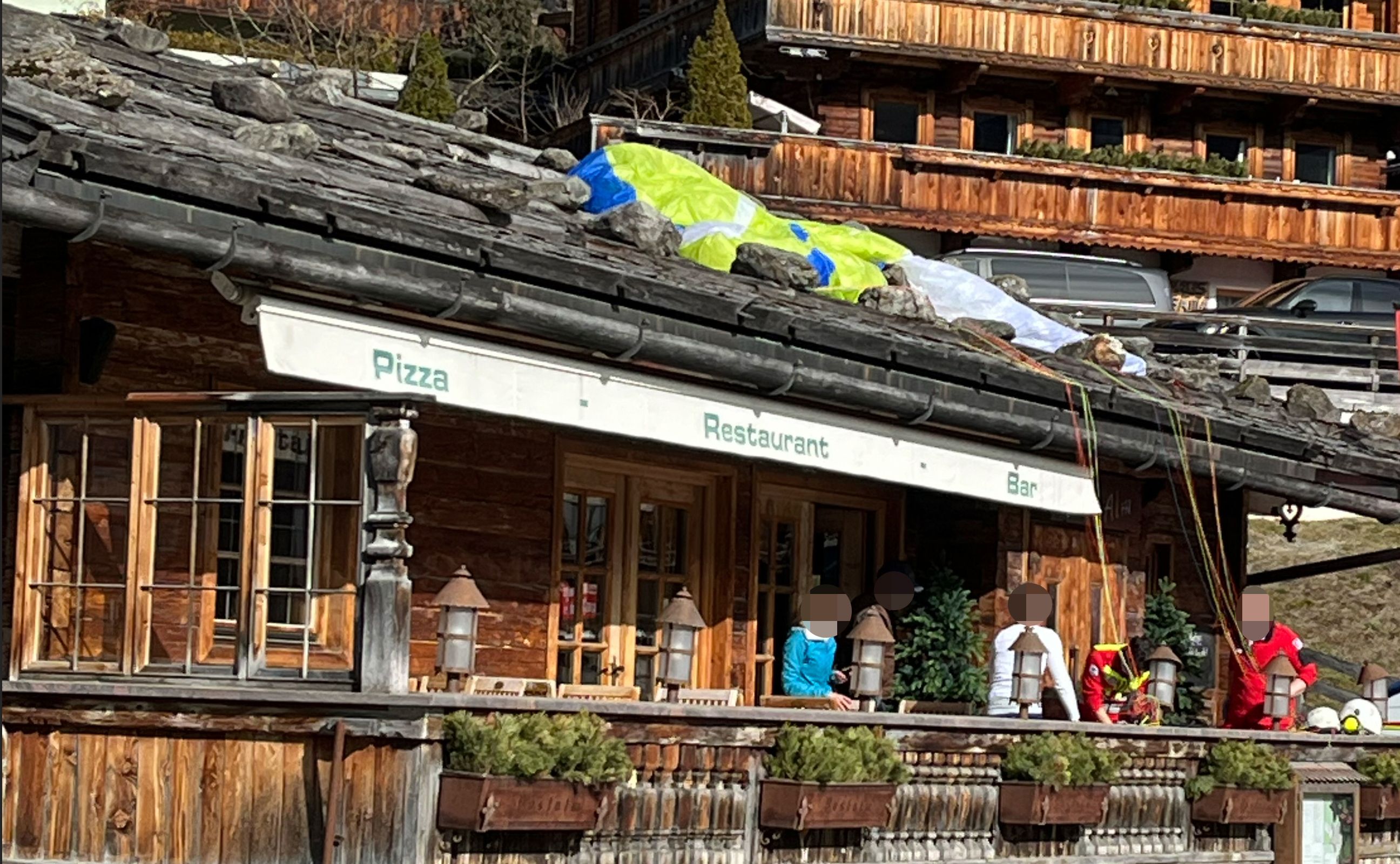  Alpbach-Absturz einer Paragleiterin auf Terrasse -Fotocredit: ZOOM.TIROL 