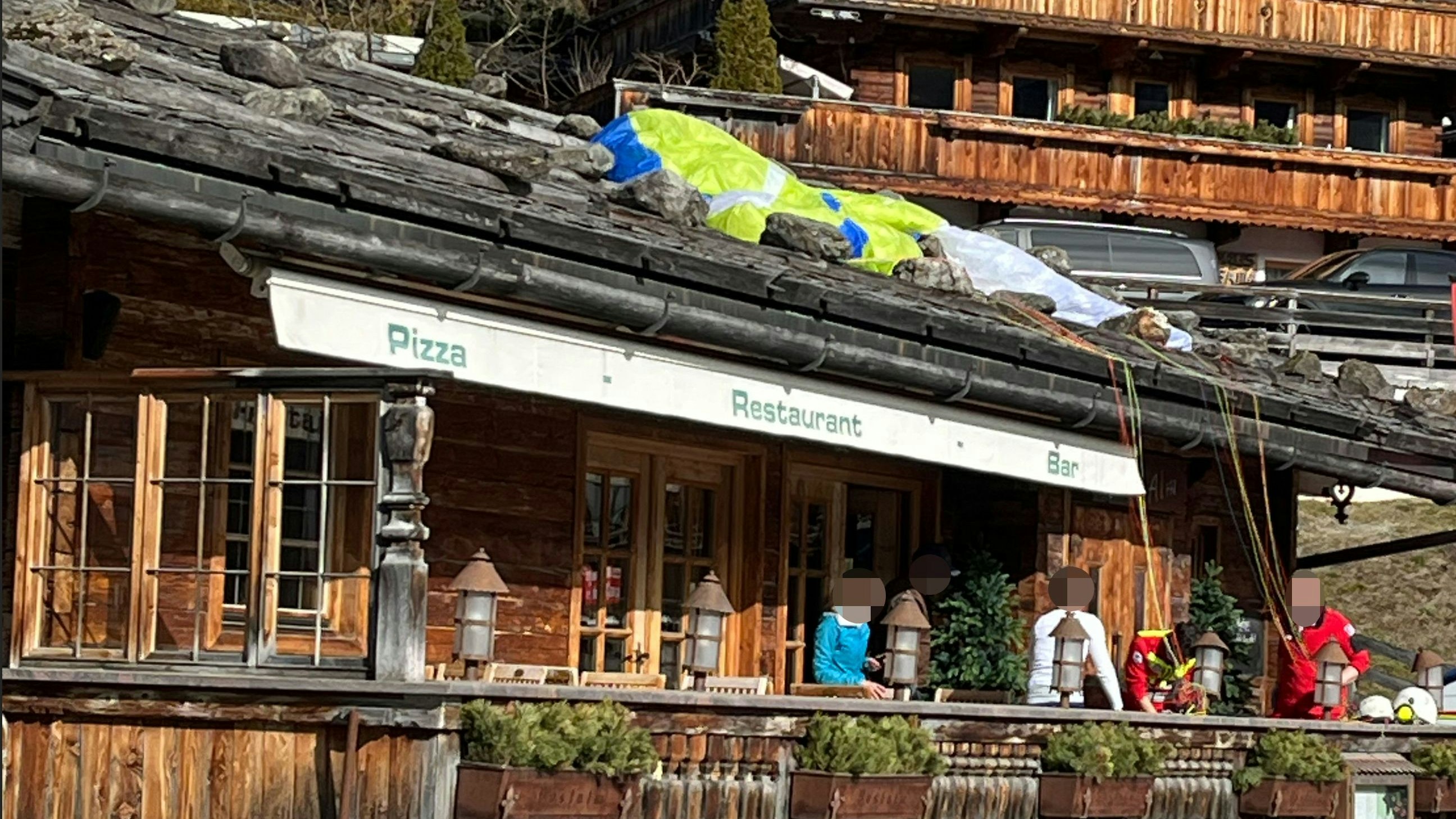 Heute.at - Paragleiter (56) stürzte auf Restaurant-Terrasse ab