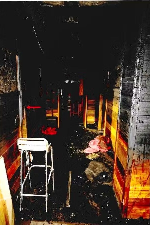 Dieser Gang soll zum – angeblich versperrten – Notausgang führen. Hier wurden mehrere Tote gefunden