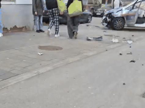 Kollision in Wien! Polizeiauto ist nach einem Verkehrsunfall ein Totalschaden.