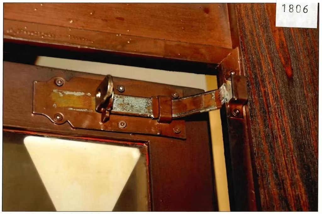 Der Riegel der Türe ist verbogen, weil sich die Menschen mit Gewalt dagegen stemmten, um aus der brennenden Bar zu fliehen