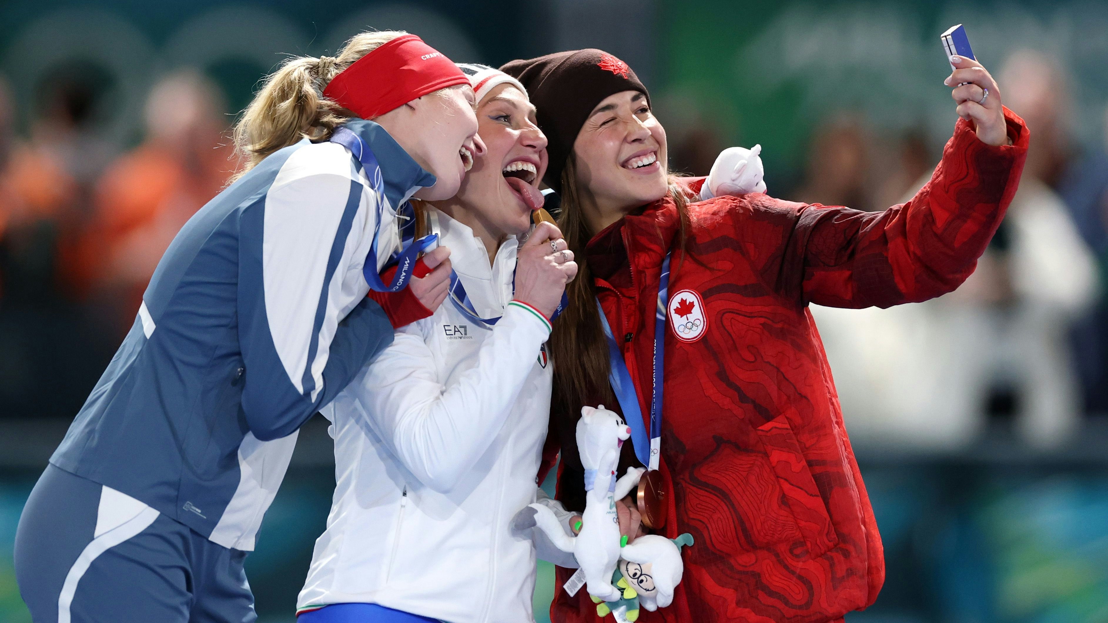 Die Goldmedaillengewinnerin Francesca Lollobrigida vom Team Italien, Silbermedaillengewinnerin Range Wiklund vom Team Norwegen und Bronzemedaillengewinnerin Valerie Maltais vom Team Kanada machen während der Medaillenzeremonie für das 3000-Meter-Eisschnelllaufen der Frauen.