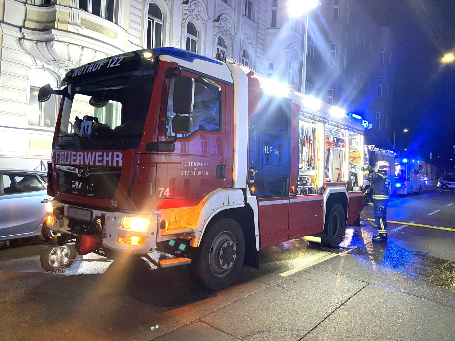 Heute.at - Mann (33) springt aus Feuer-Wohnung in Wien