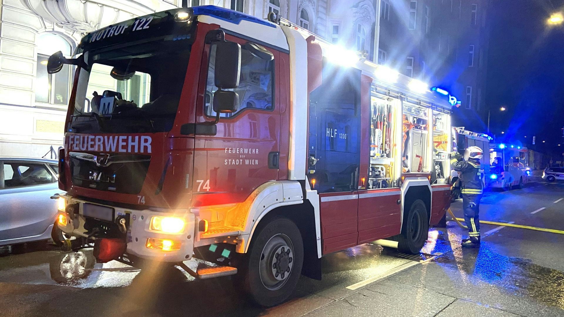 In der Nacht auf Freitag musste die Feuerwehr in Wien-Meidlung ausrücken. Fünf Personen mussten aus einem Mehrparteienhaus evakuiert werden. 