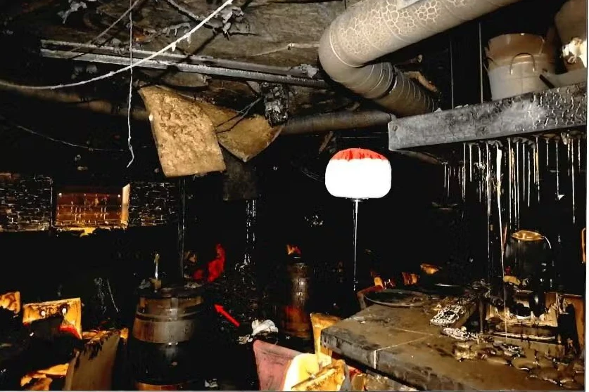Das Untergeschoß der Bar "Le Constellation" am Tag nach dem verheerenden Feuer