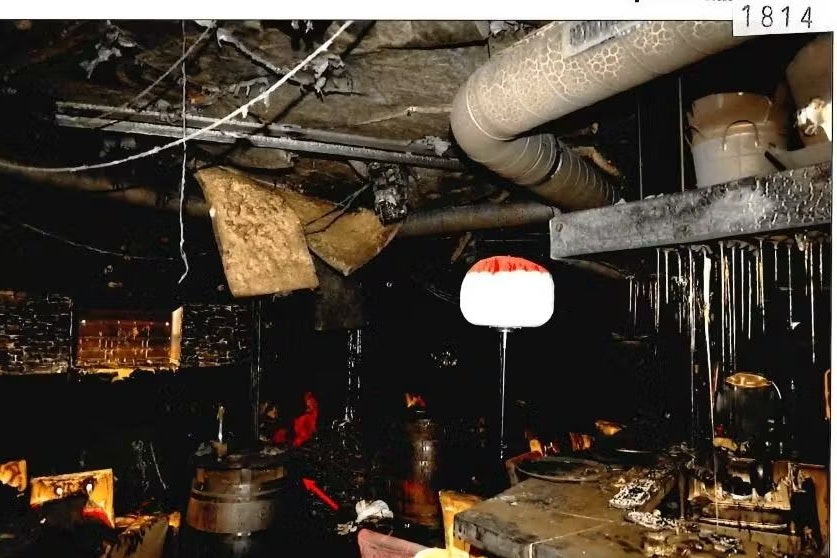 Die Bar nach dem Brand: Die Kunststoffdecke ist restlos verbrannt, die Gläser sind geschmolzen, was auf große Hitze schließen lässt