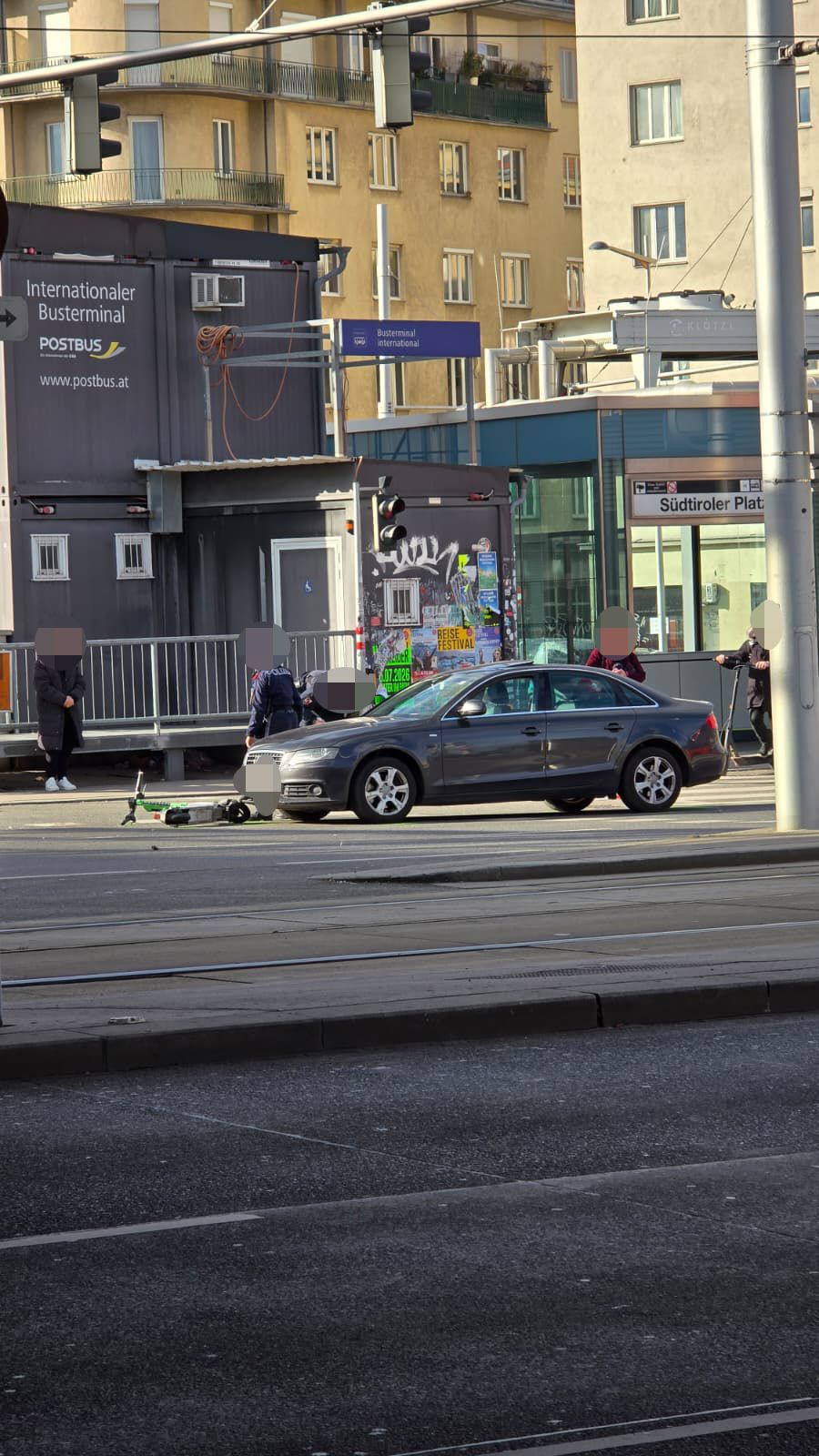 Unfall in Wien! E-Scooter und Auto krachen ineinander
