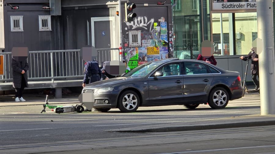 Unfall in Wien! E-Scooter und Auto krachen ineinander