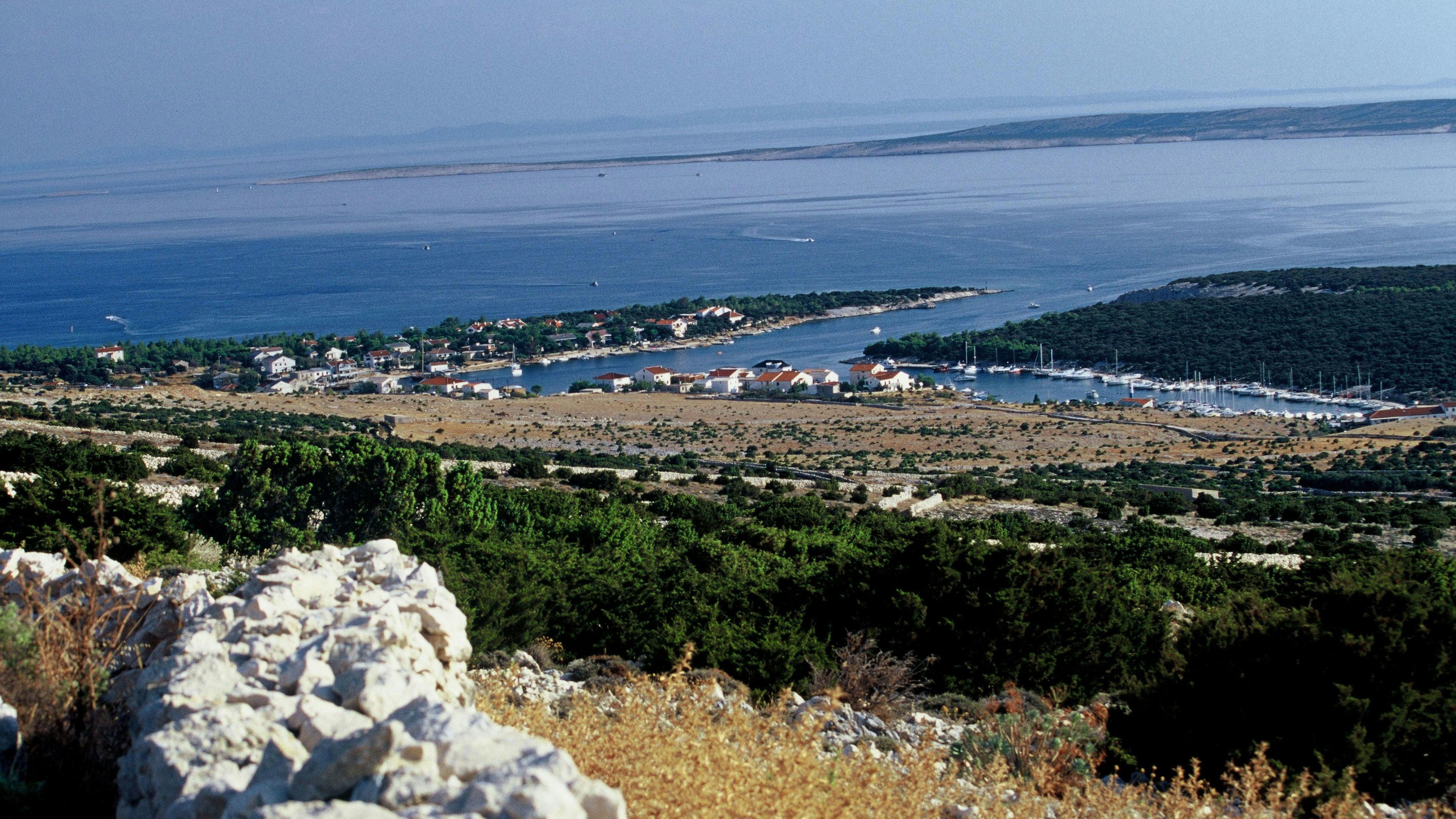 © Franz PRITZ/CONTRAST - CON 536330 --Croatia, Pag Island, Island, harbor, harbour, haven, port, boat, village, hamlet, cottage, houses, water, body of water, sea, sand, stones, rocks, dry, arideness, drought, drouth, dryness, sunny, even, flat, plane, horizon, skyline, panorama, trees, view, viewpoint, vantage point, sea view, headland, tongue of land, calm, quiet, tranquil,