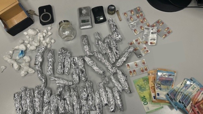 Die Polizei stellte Suchtmittel, Handys, Einbruchswerkzeug und Bargeld sicher.