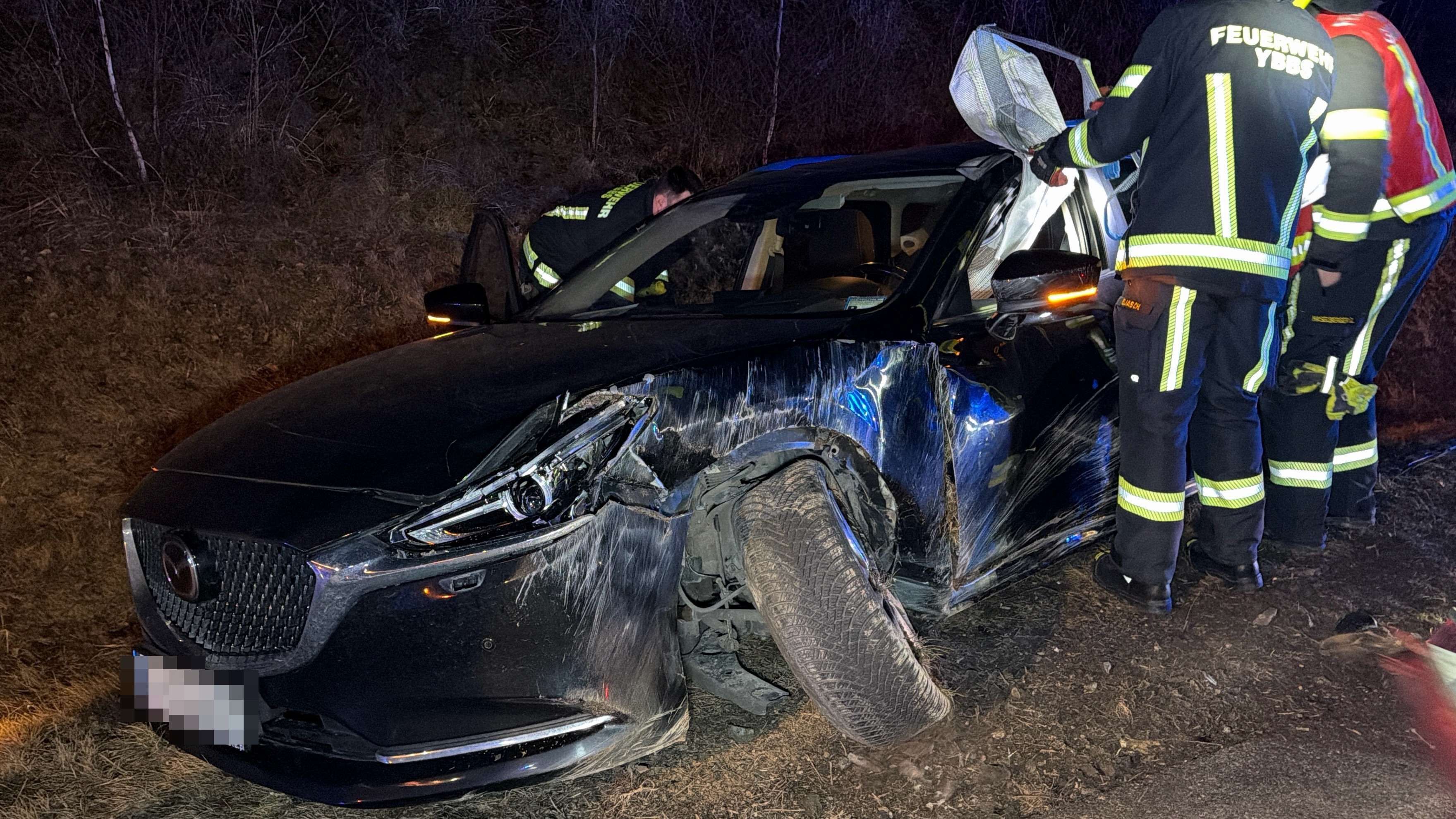 Das Auto wurde bei dem Unfall schwer beschädigt.