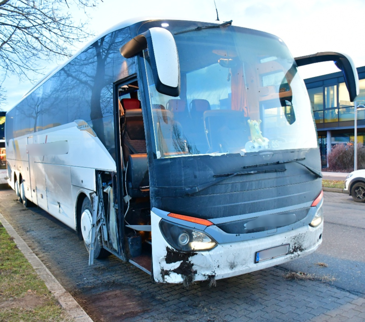 Heute.at - Sekundenschlaf auf S2! Reisebus gerät in Schieflage