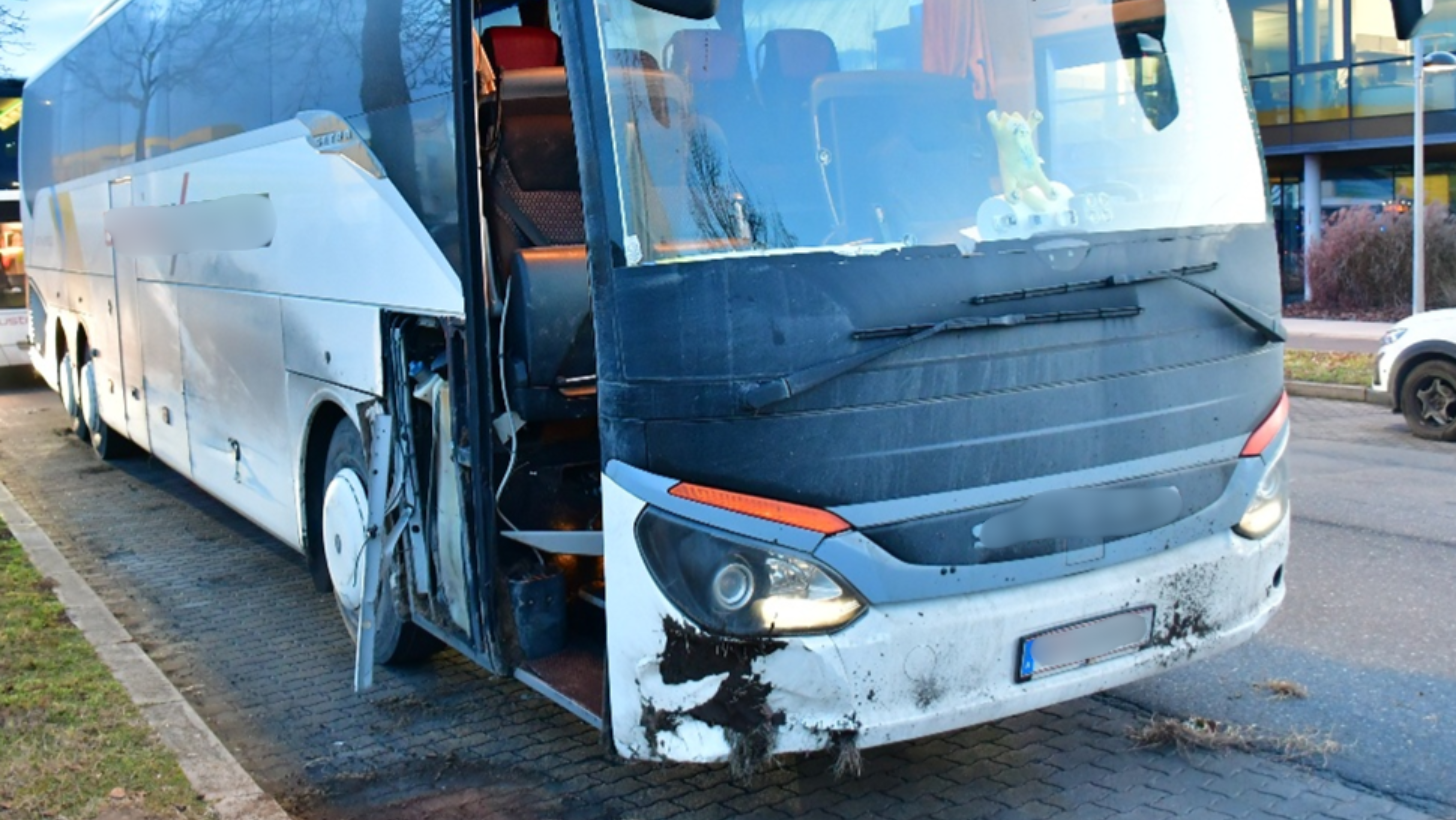 Der Bus wurde bei dem Crash stark beschädigt.
