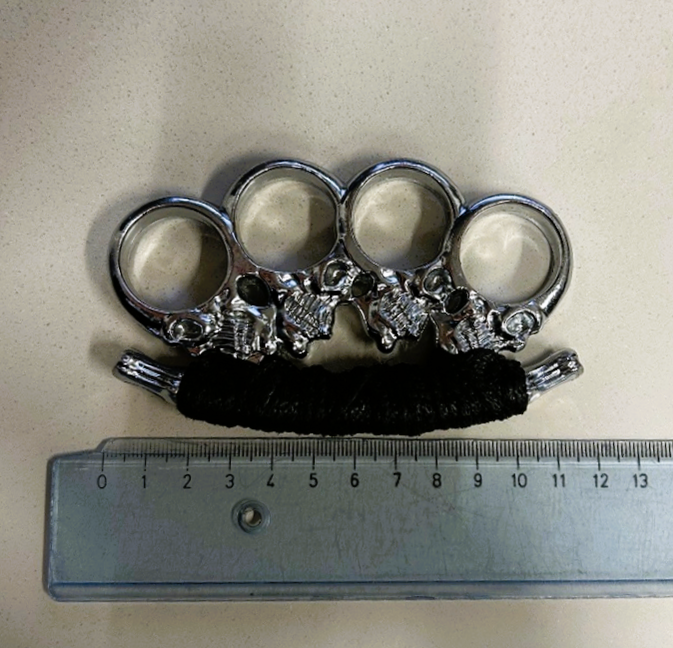 Heute.at - Mann (19) geht mit Totenkopf-Schlagring auf Passant los