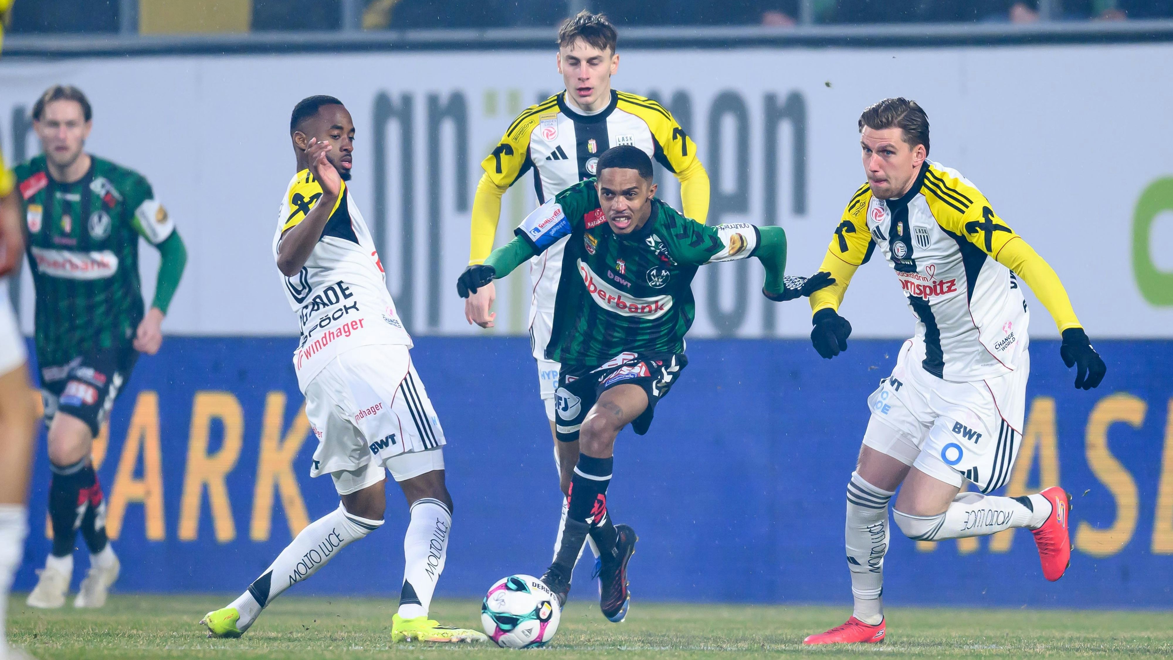 Rieds Altonio van Wyk im Oberösterreich-Derby gegen den LASK. 