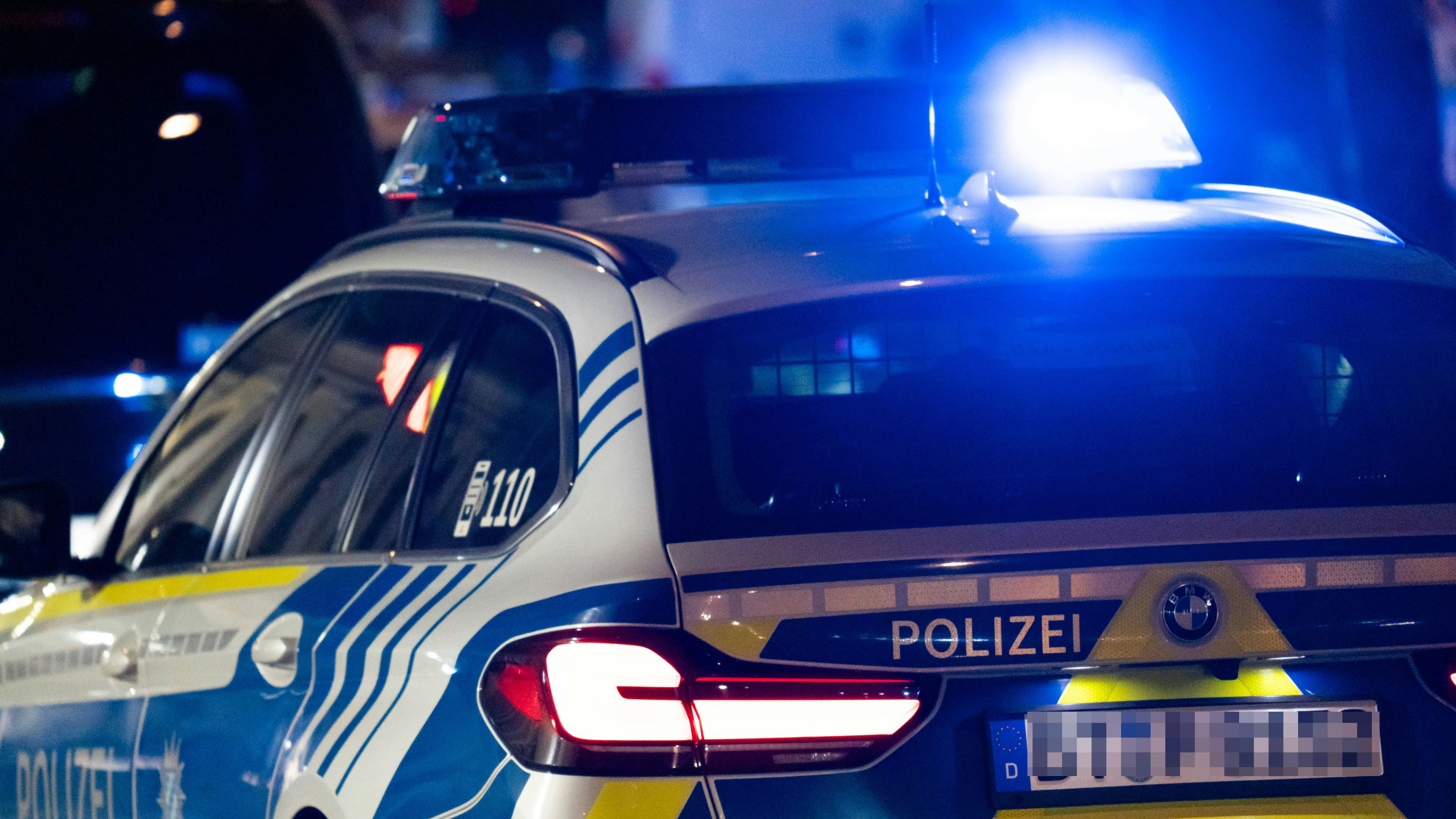 Munich, Bavaria, Germany - February 13, 2026: Symbolic image: A police patrol car with its blue lights switched on during a night-time operation in city traffic *** Symbolbild: Ein Streifenwagen der Polizei mit eingeschaltetem Blaulicht bei einem nächtlichen Einsatz im Stadtverkehr