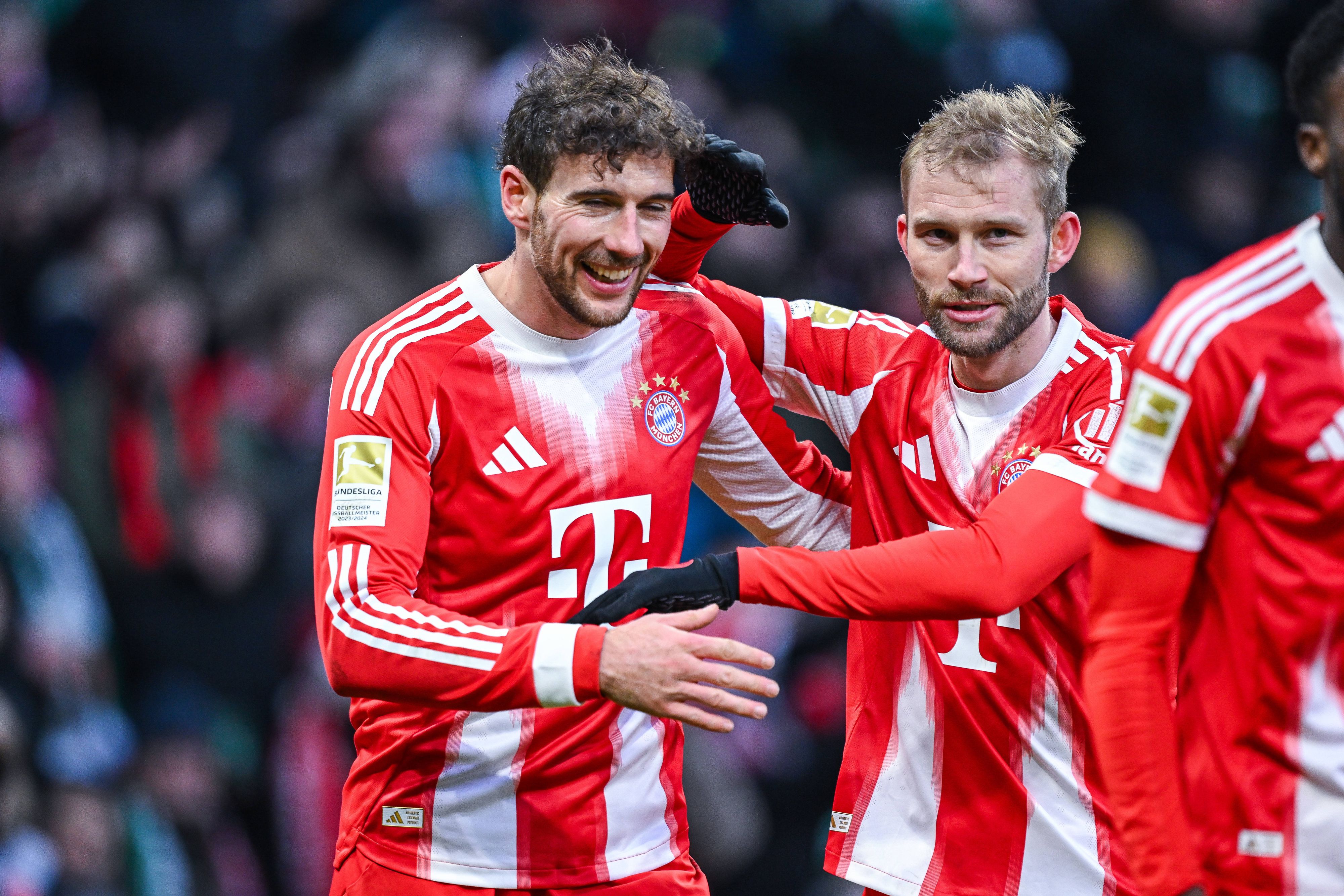 Leon Goretzka und Konrad Laimer beim Jubeln. 
