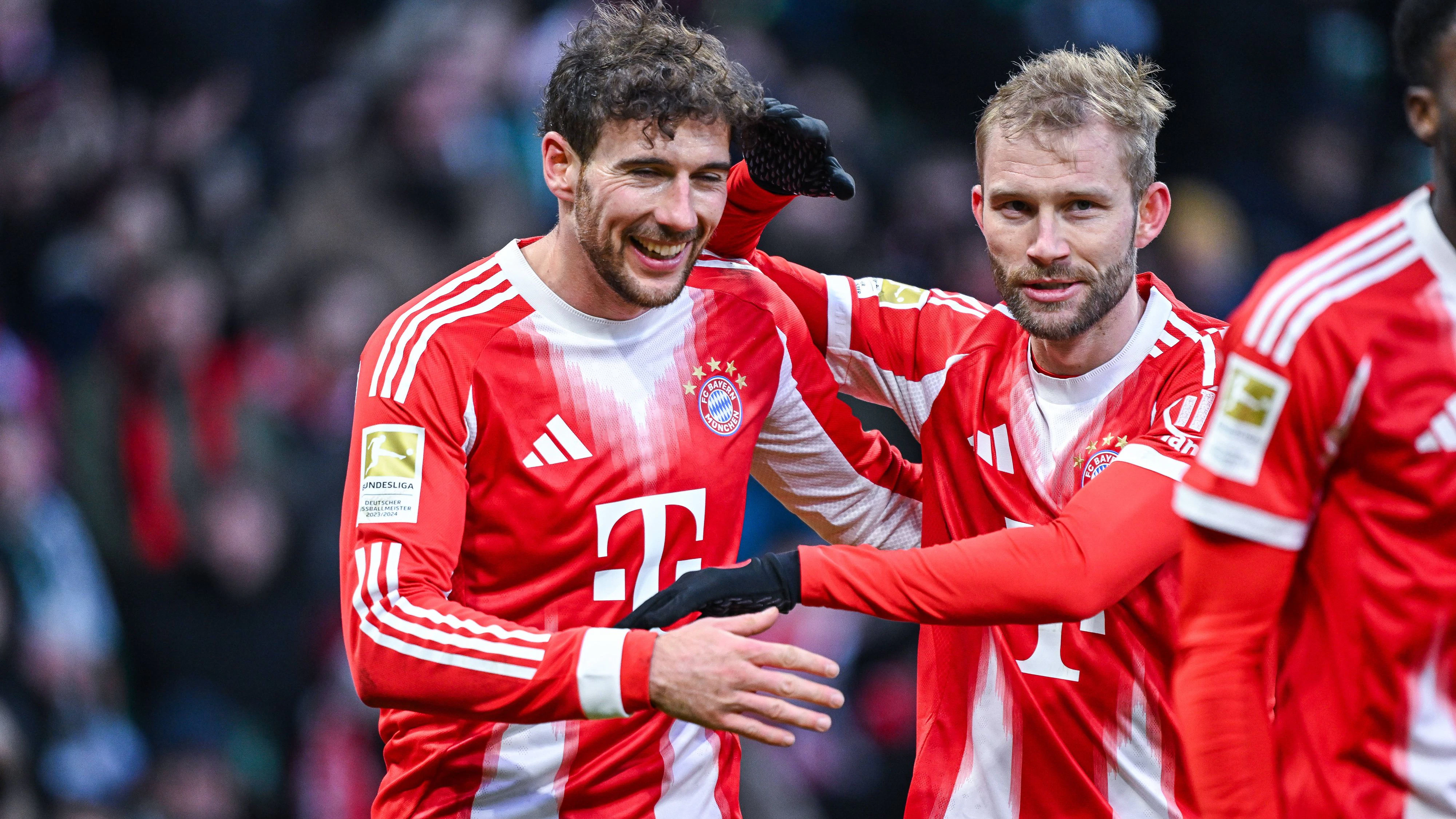 Leon Goretzka und Konrad Laimer beim Jubeln. 