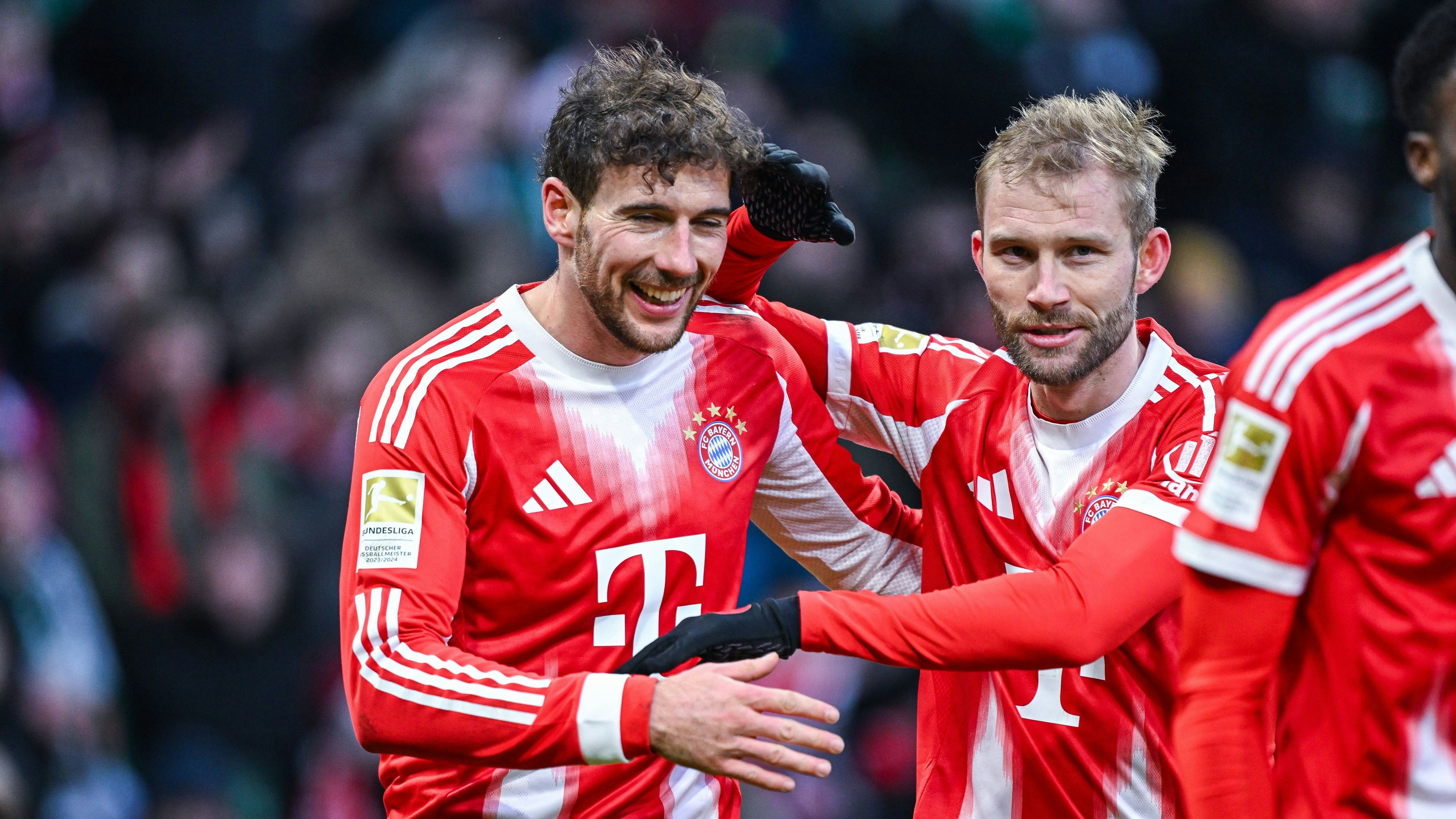 Leon Goretzka und Konrad Laimer beim Jubeln. 